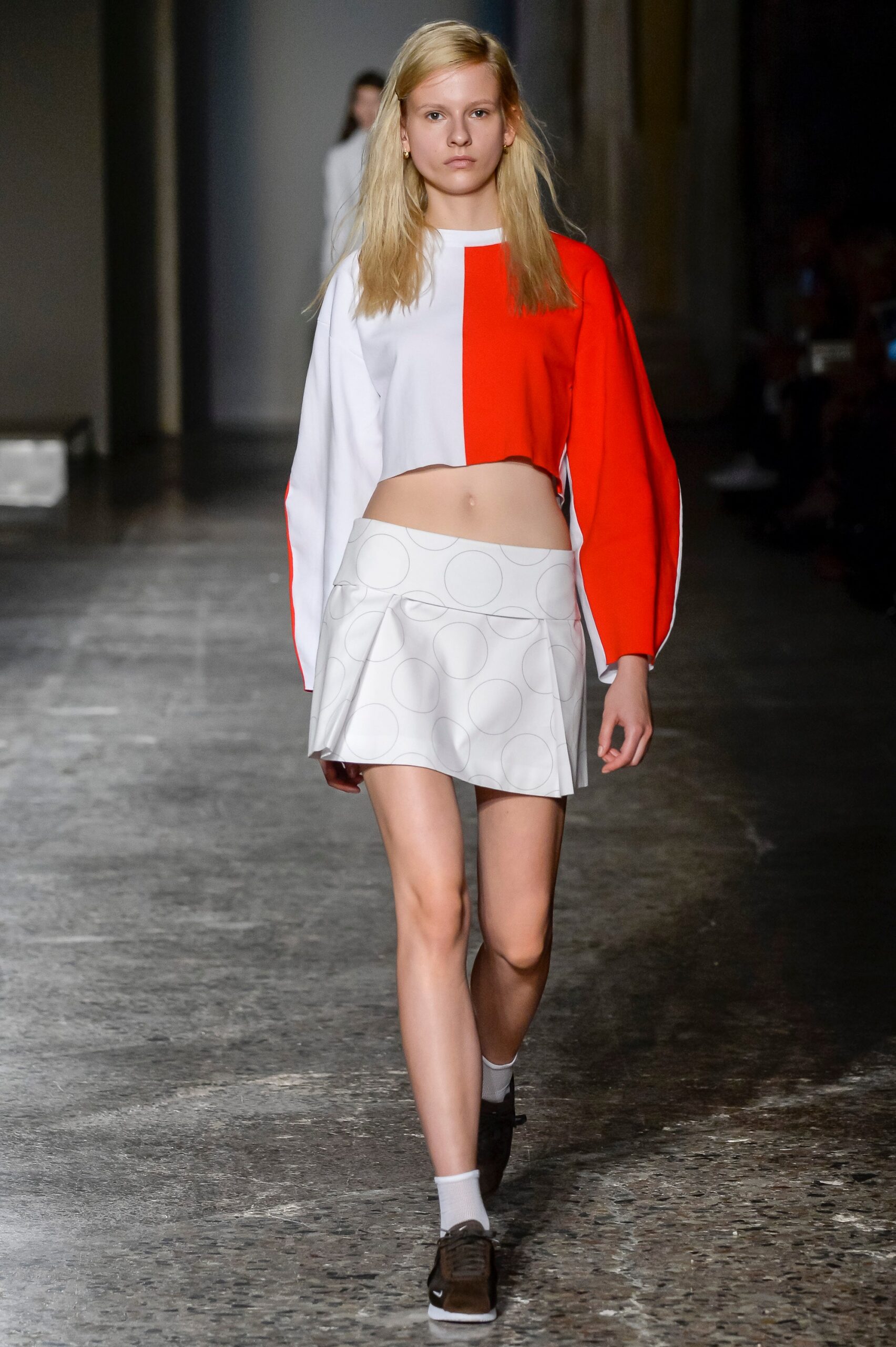 red long-sleeve fitted color-blocked cropped top