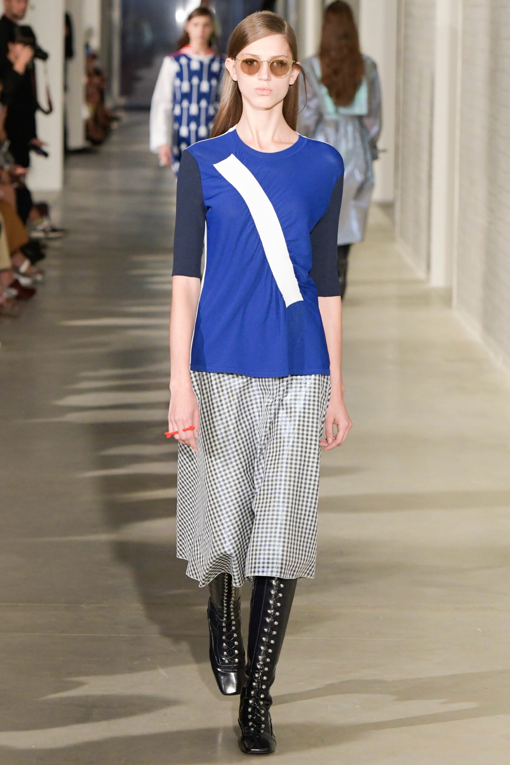 blue short-sleeve v-neck fitted color-blocked top
