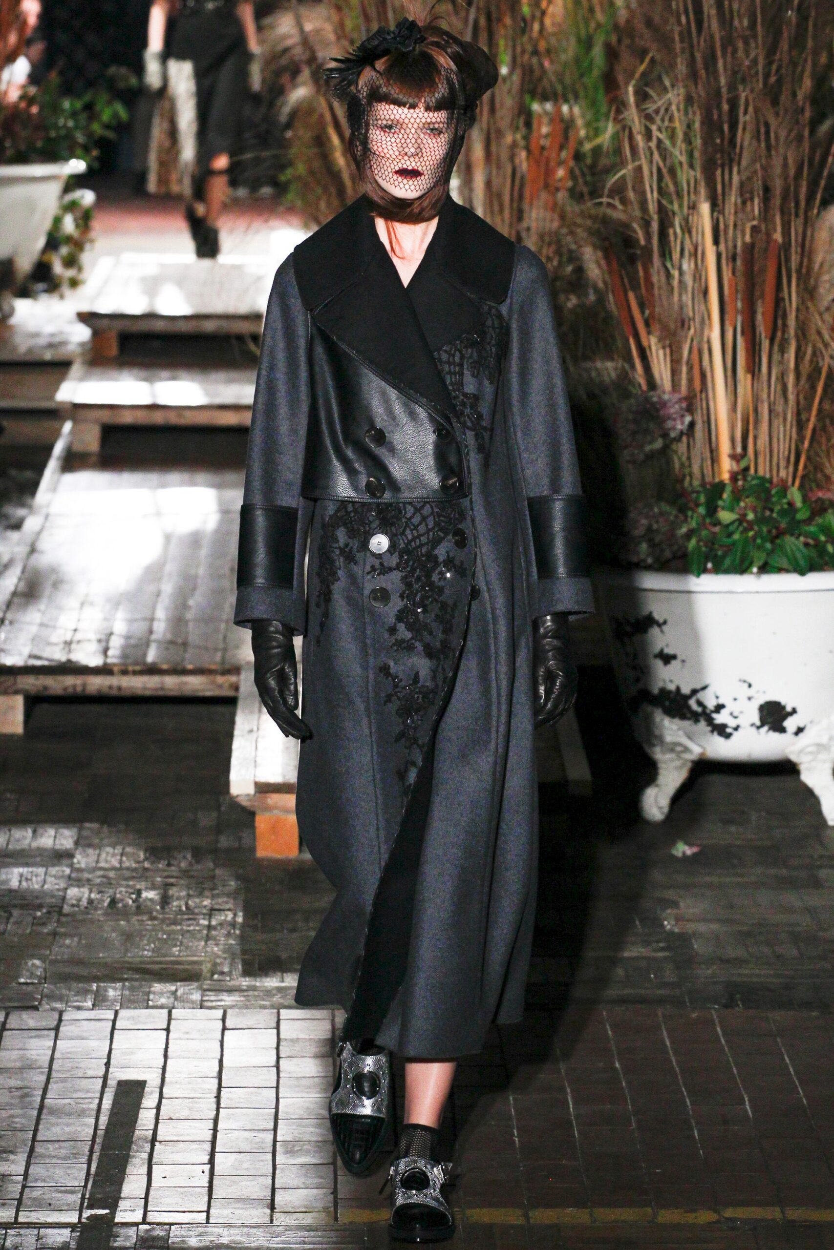 gray wool long-sleeve collared fitted embroidered pockets coat