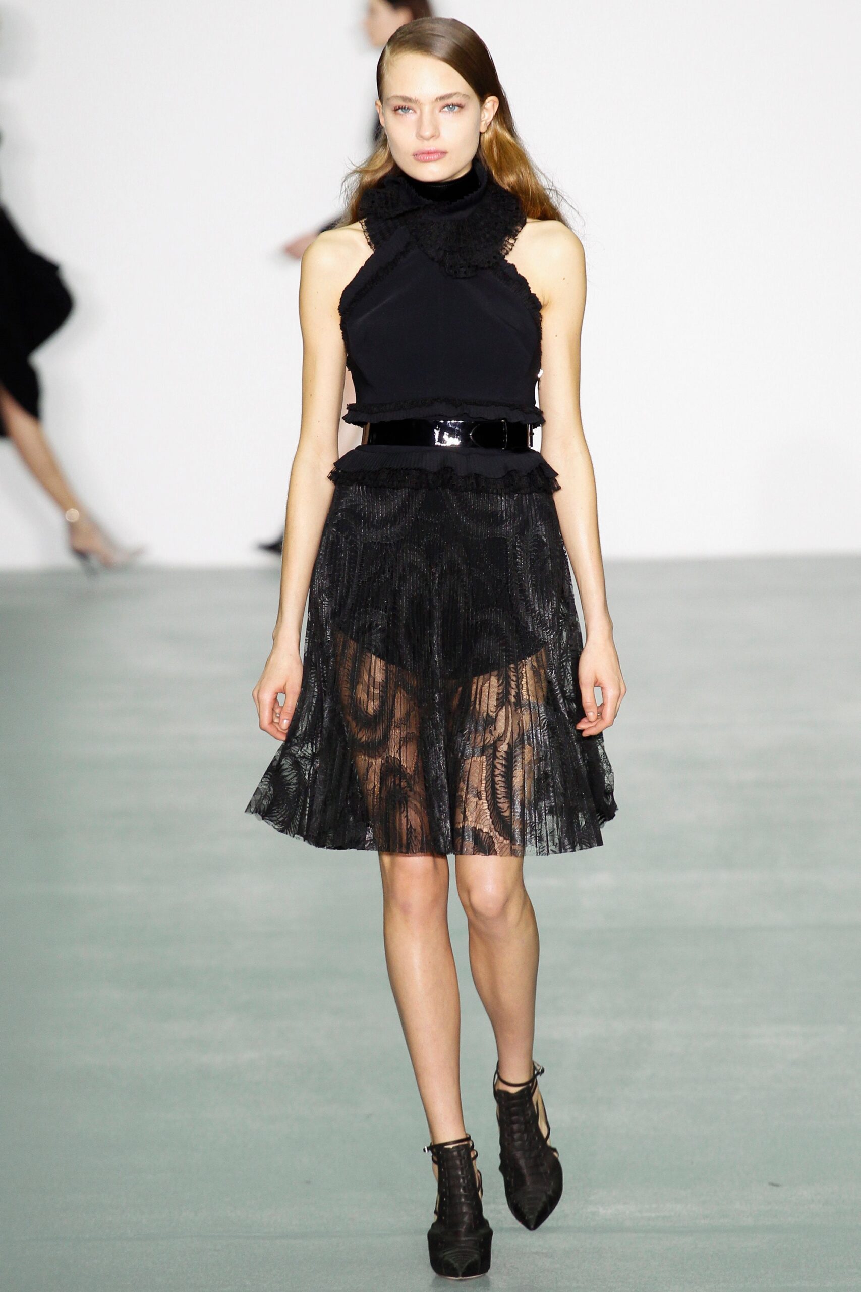 black lace sleeveless dress