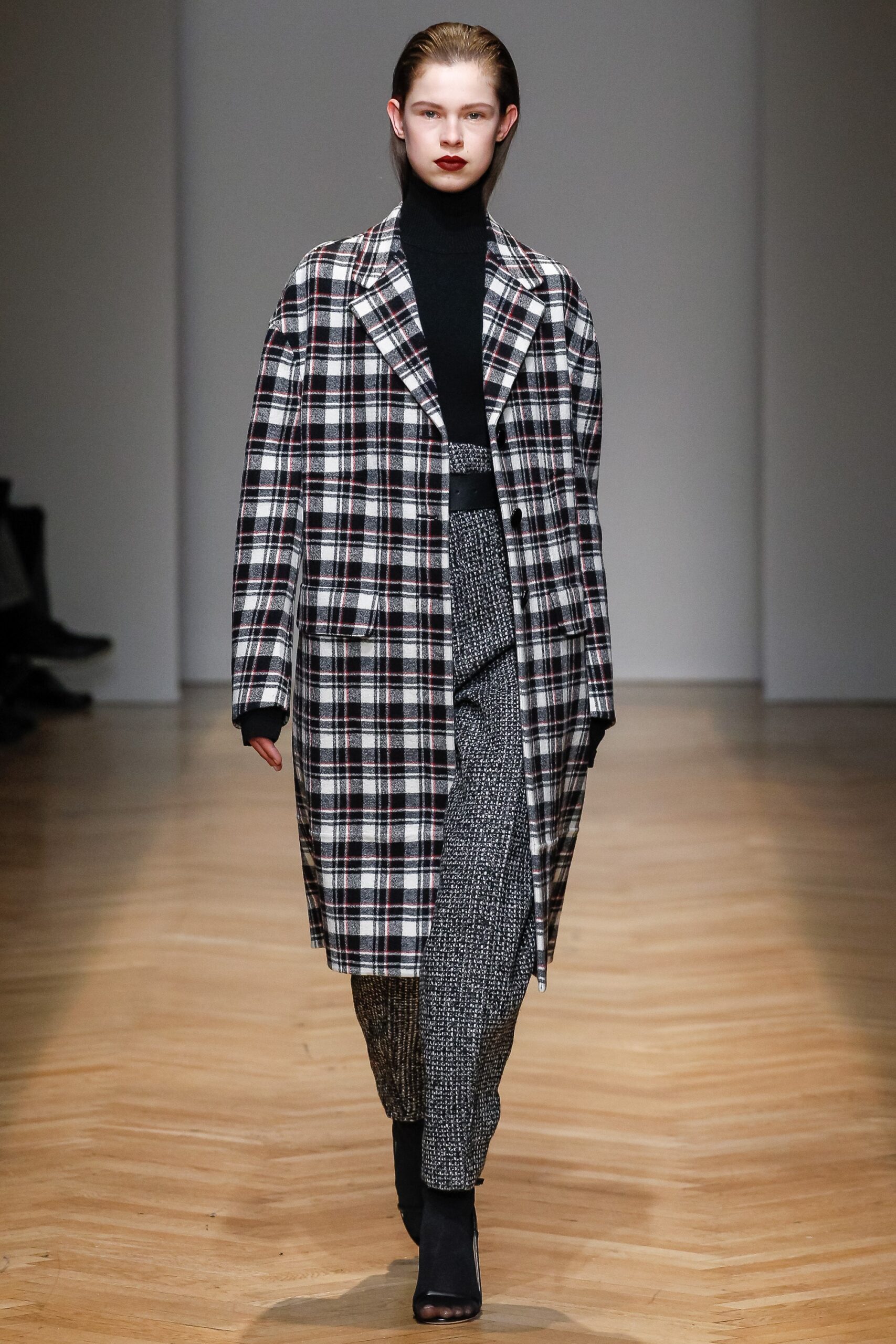black wool long-sleeve collared relaxed checked coat