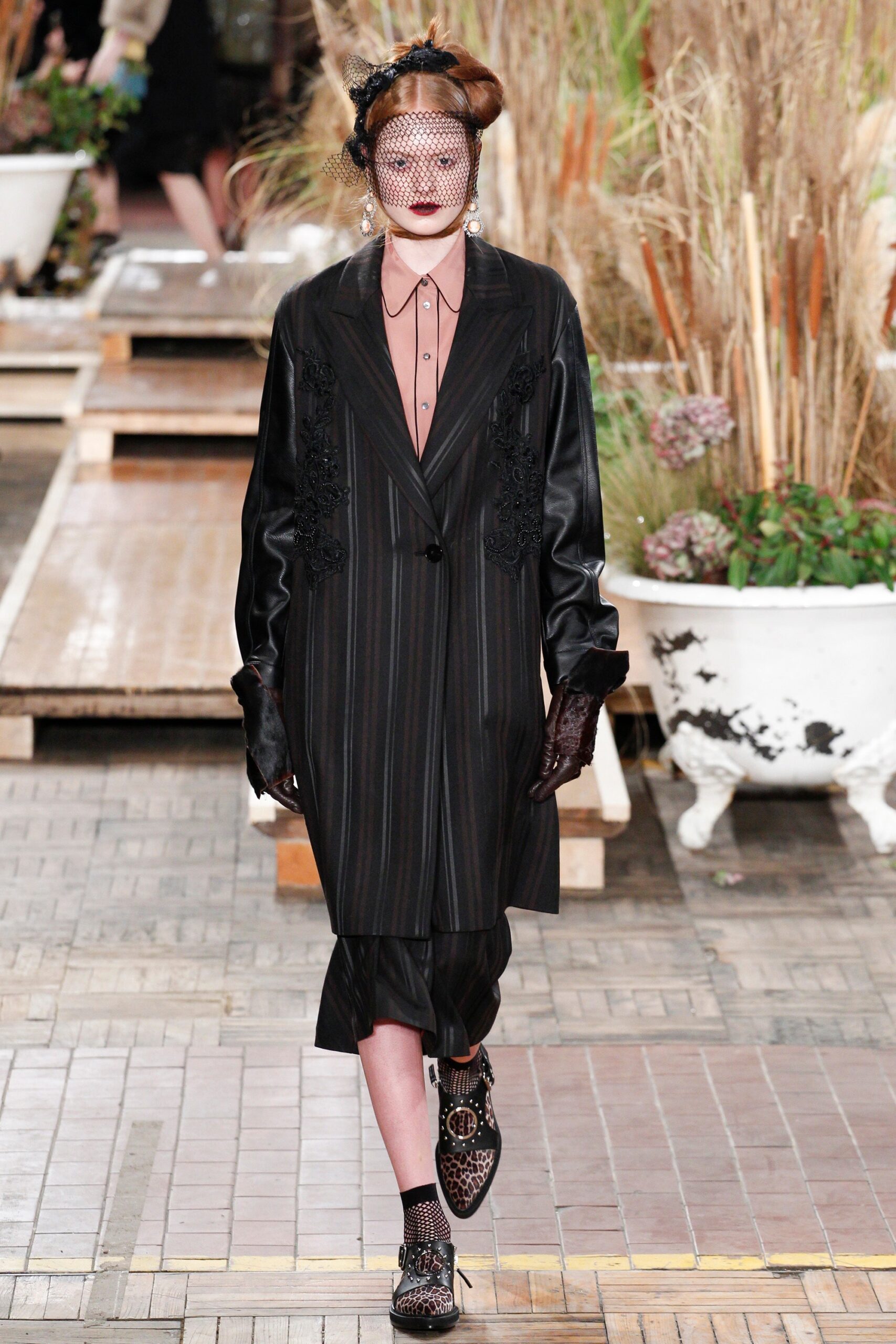 black silk long-sleeve collared fitted buttoned embroidered coat