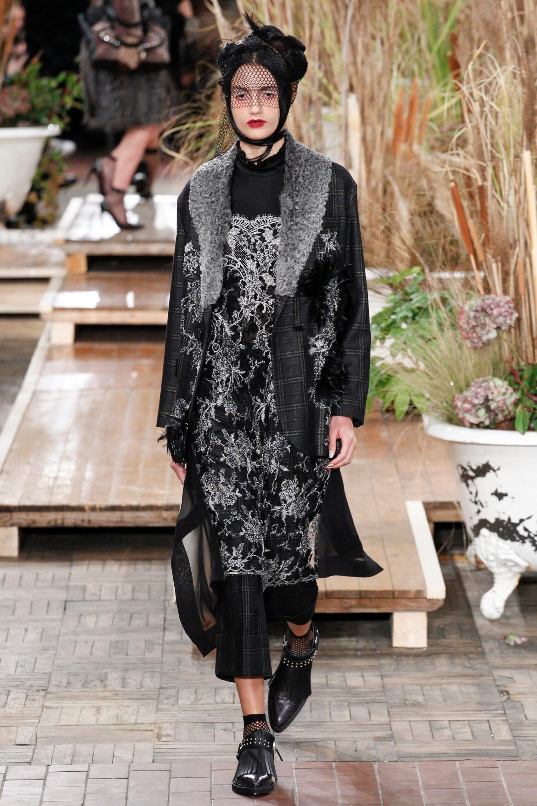 black wool long-sleeve collared relaxed embroidered coat