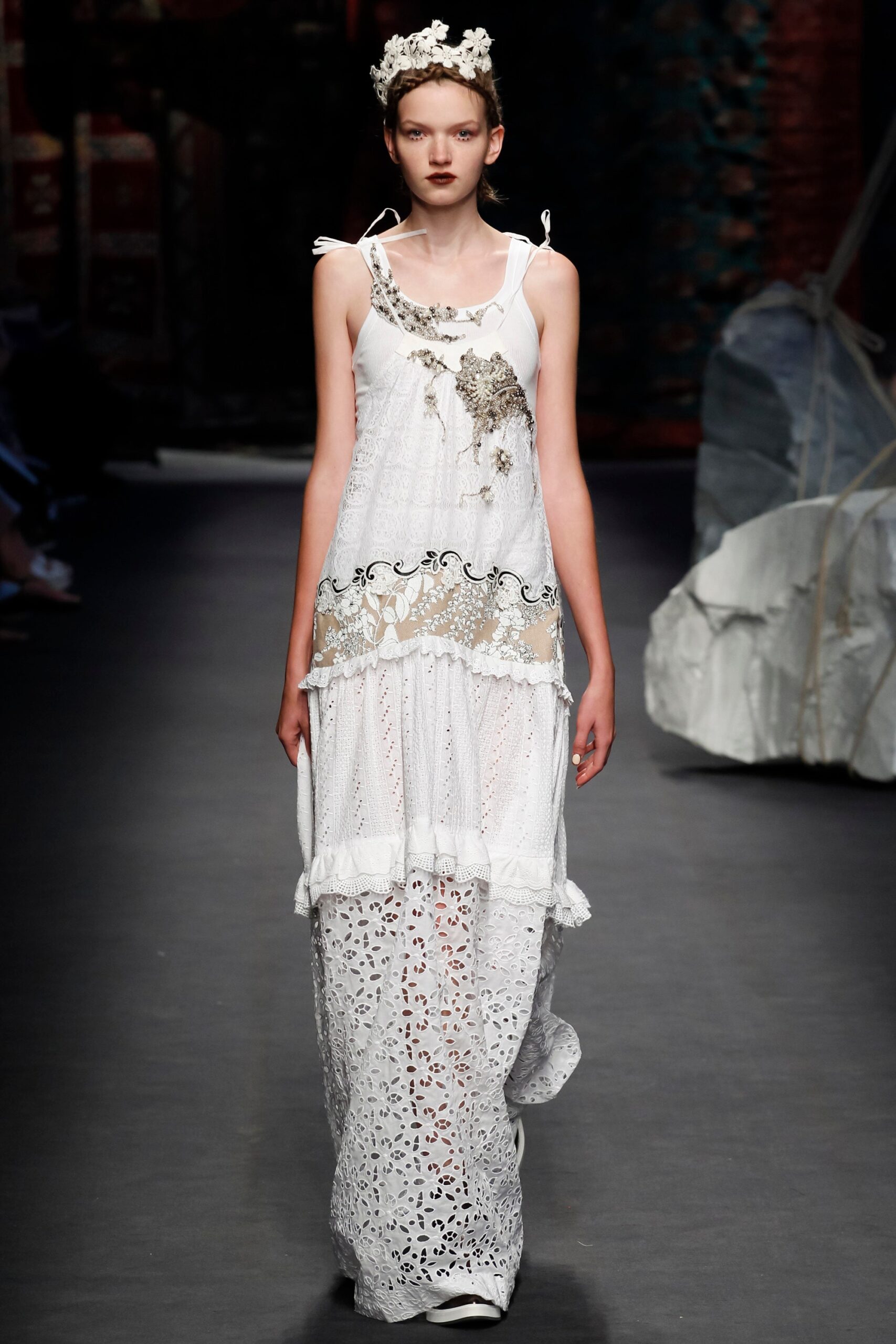 white lace sleeveless dress