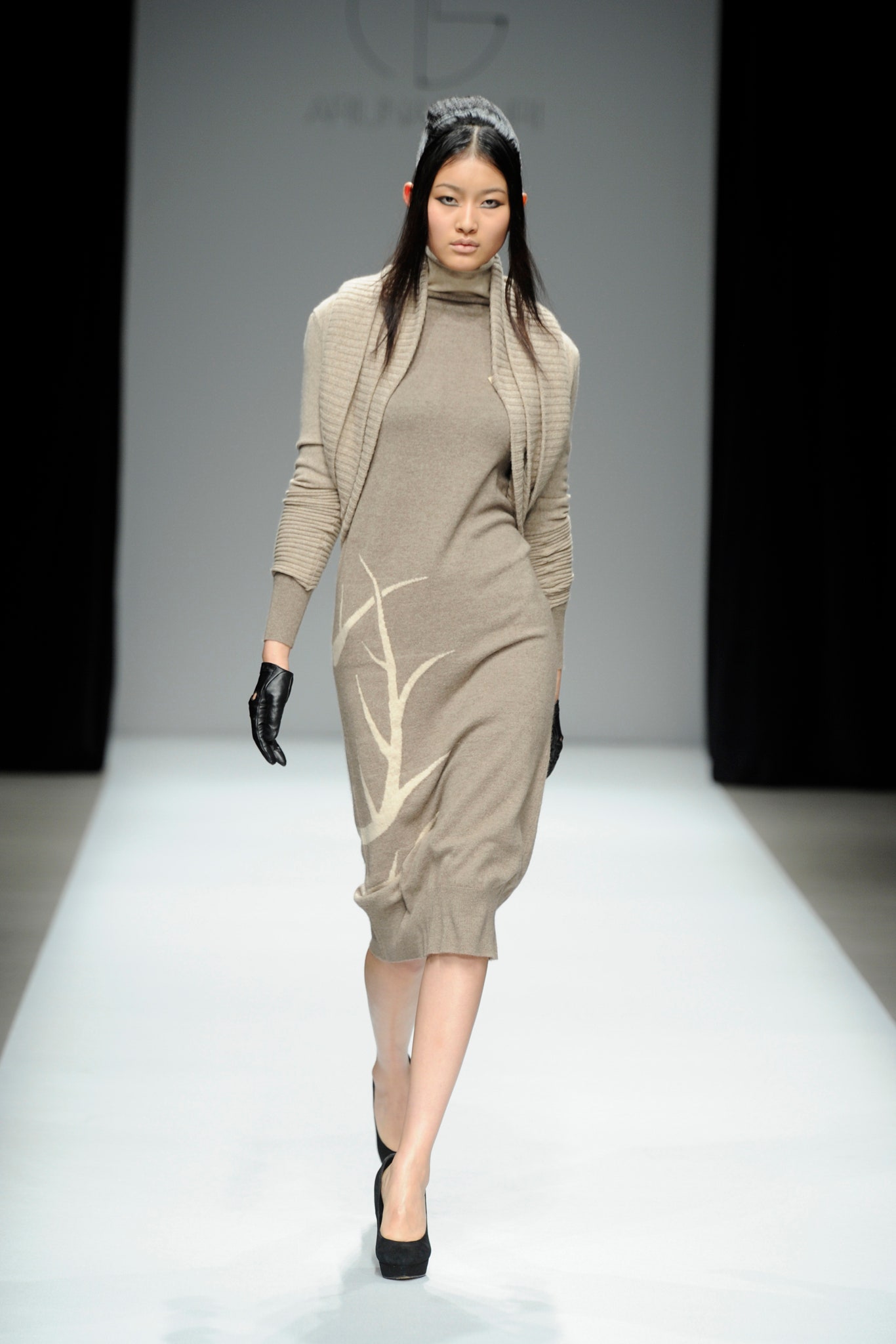 beige wool long-sleeve collared structured jacket
