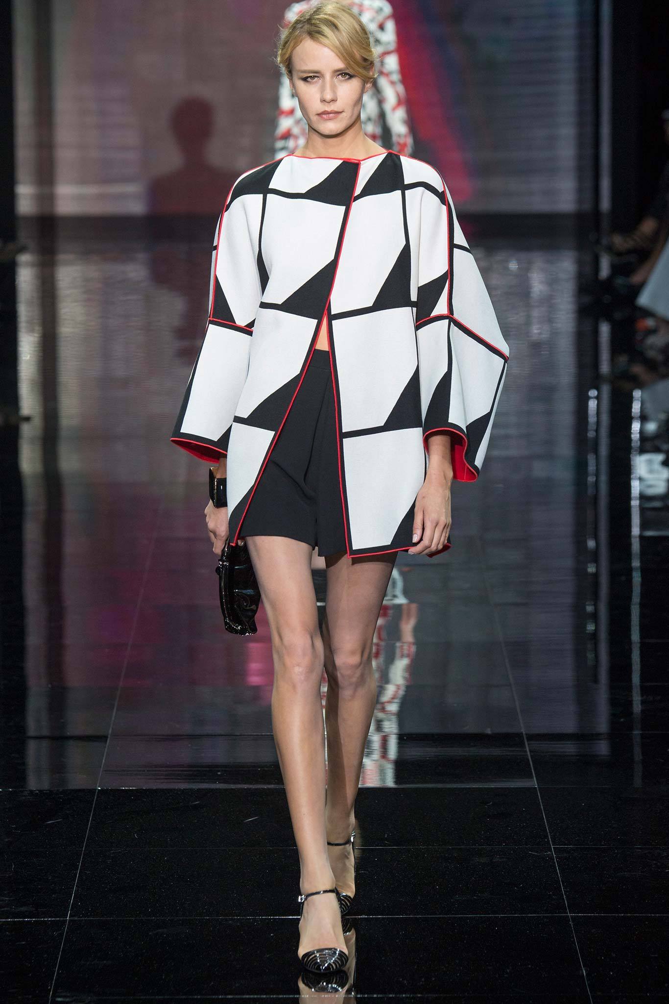 black sleeveless relaxed color-blocked cape