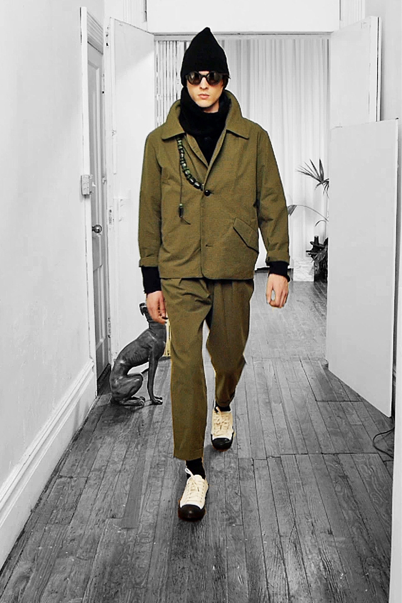 green cotton long-sleeve collared relaxed buttoned jacket