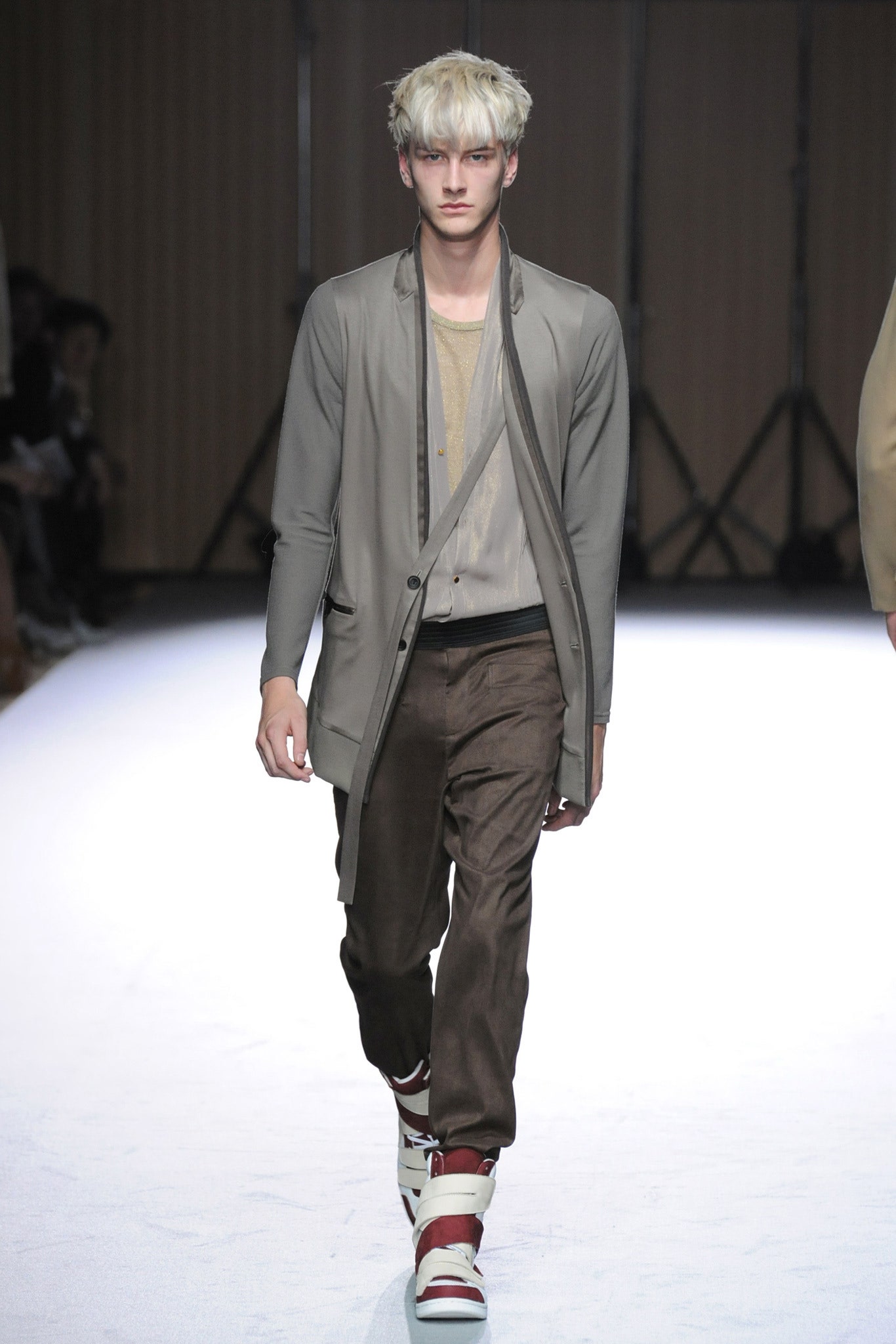 gray cotton long-sleeve collared relaxed layered jacket