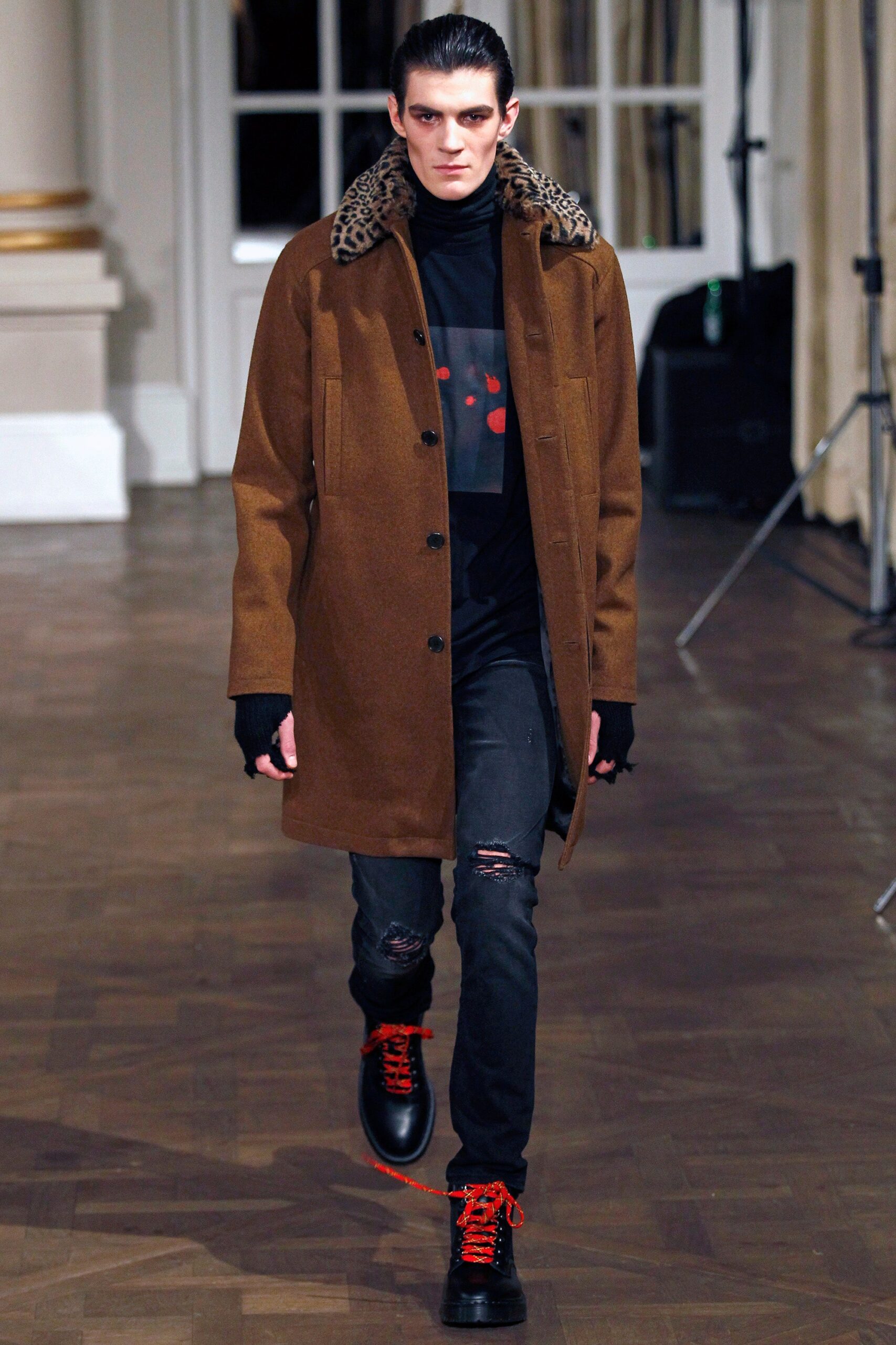 brown wool coat with black shirt