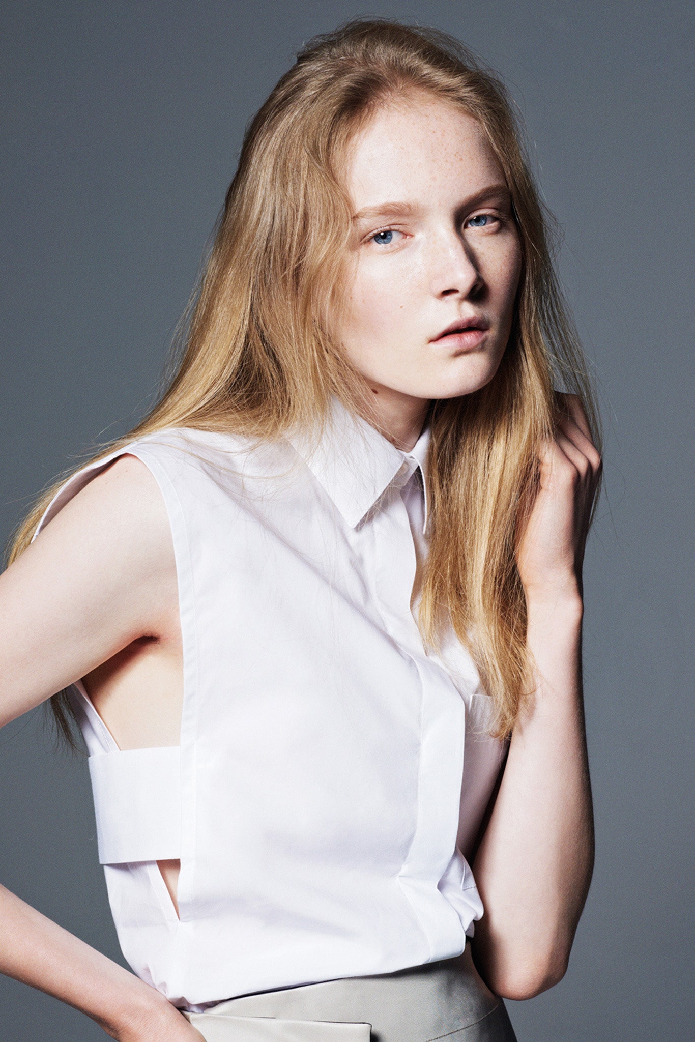 fitted white sleeveless shirt