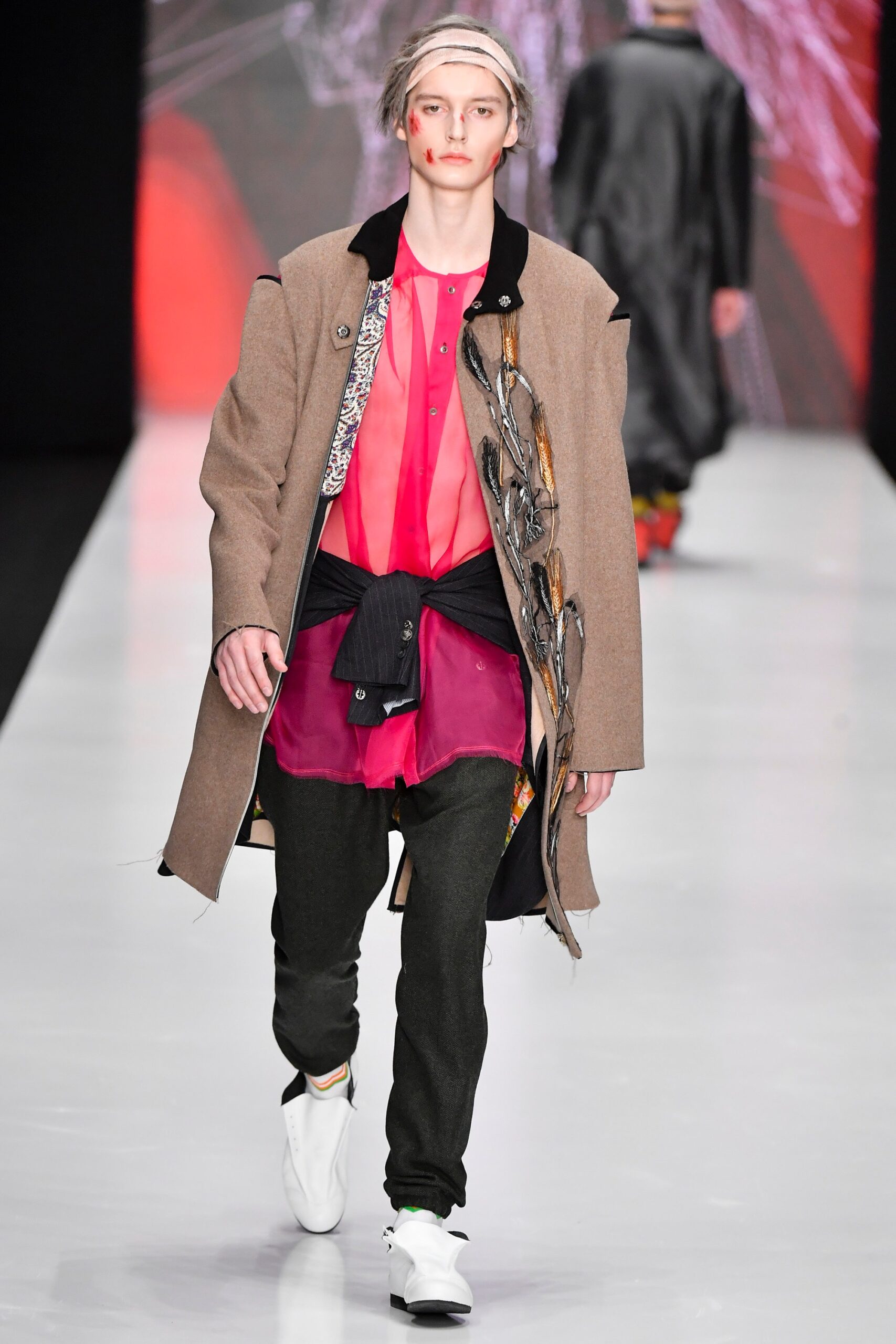 brown wool long-sleeve collared relaxed buttoned layered coat