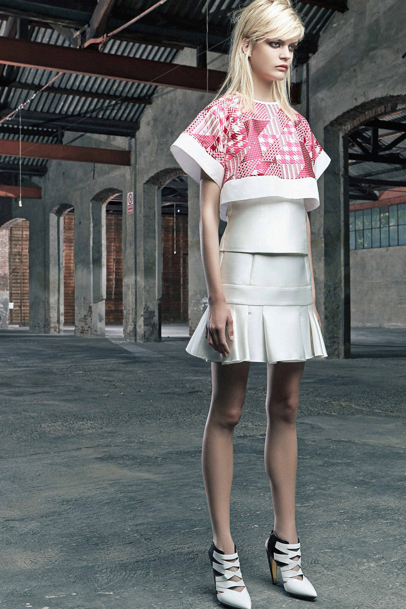 white fitted high-waisted pleated mini skirt