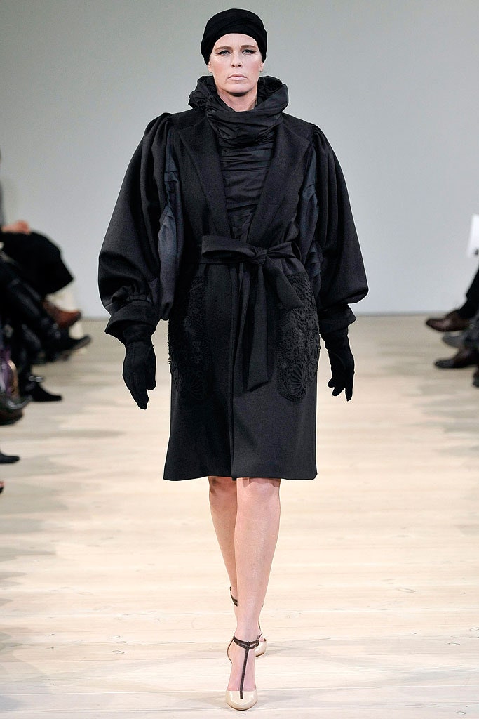 black wool relaxed coat with gloves