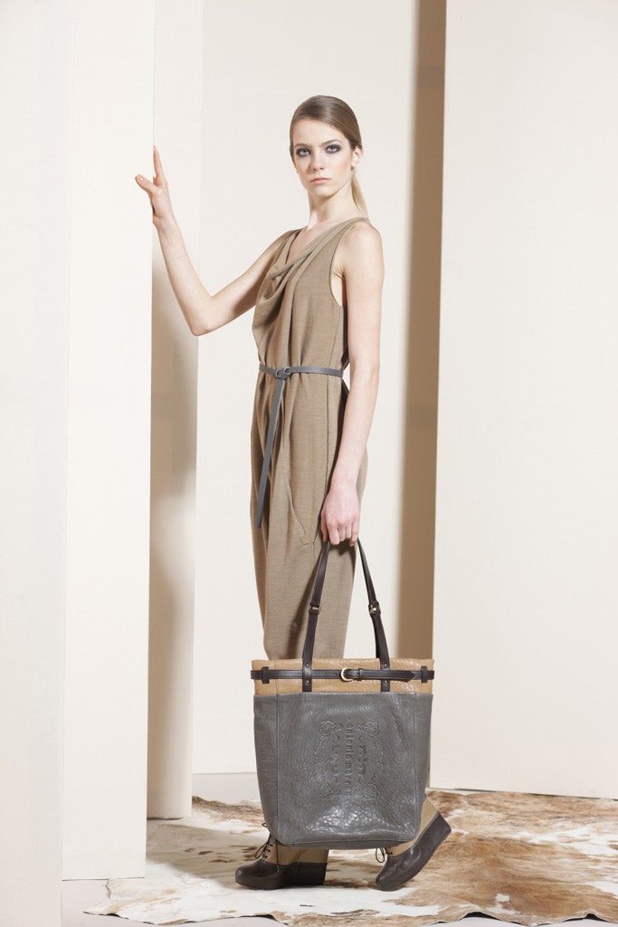 beige fitted sleeveless dress with gray bag