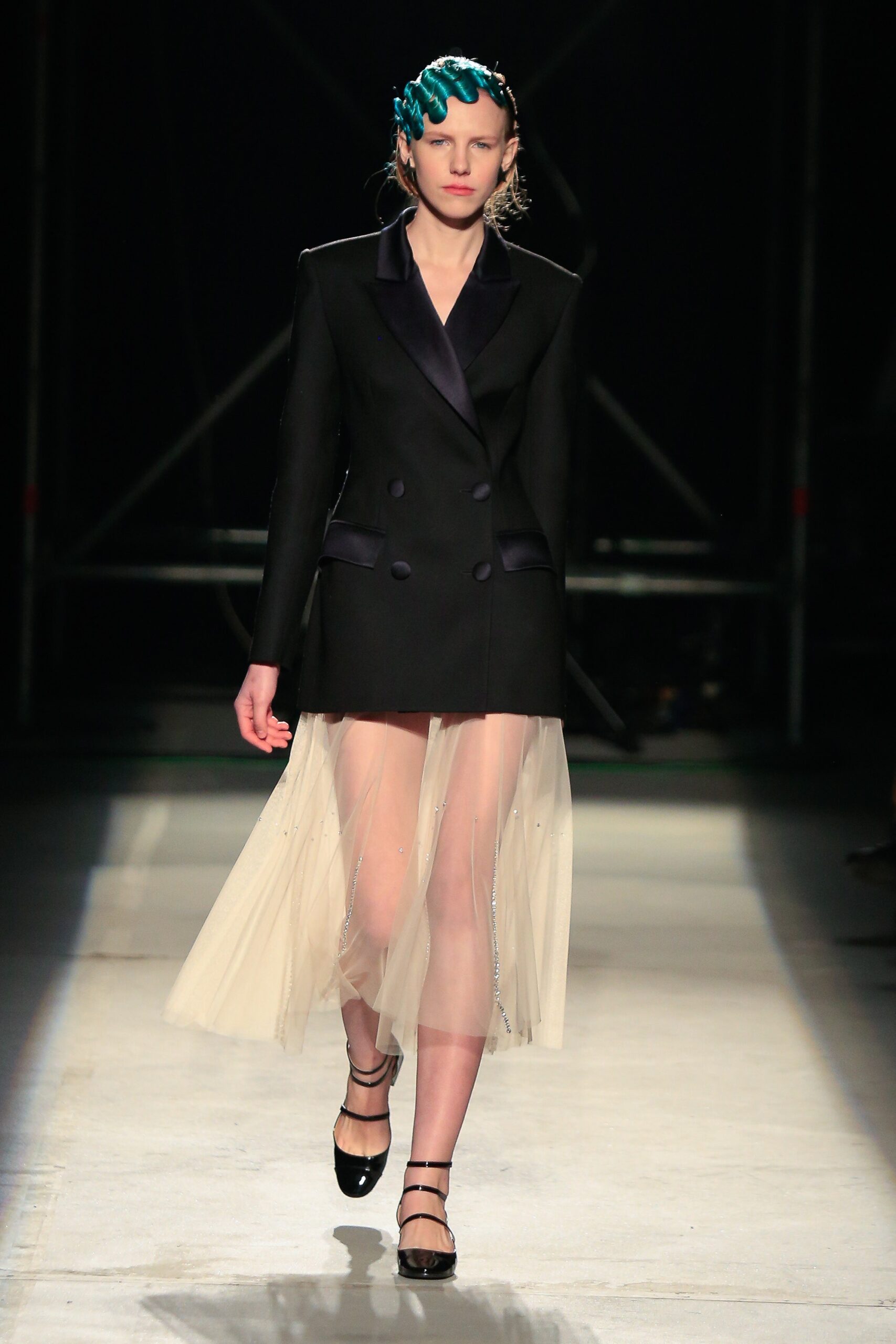 black silk long-sleeve collared tailored buttoned blazer