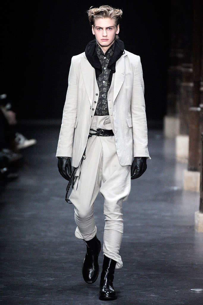 white cotton long-sleeve collared tailored buttoned jacket