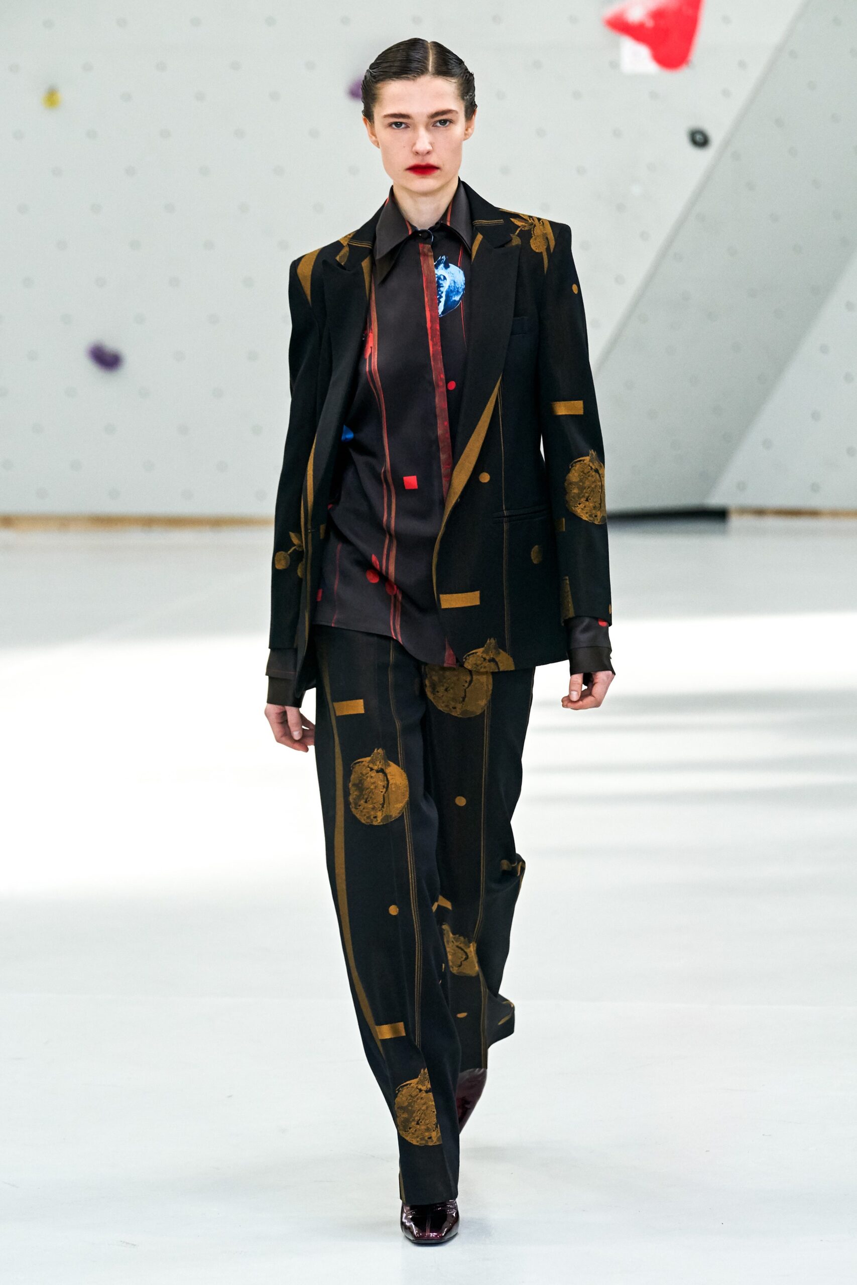 black silk long-sleeve collared tailored printed suit