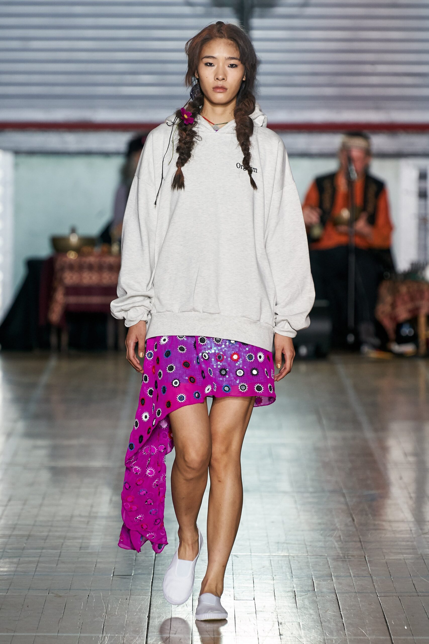 gray oversized hoodie and pink skirt