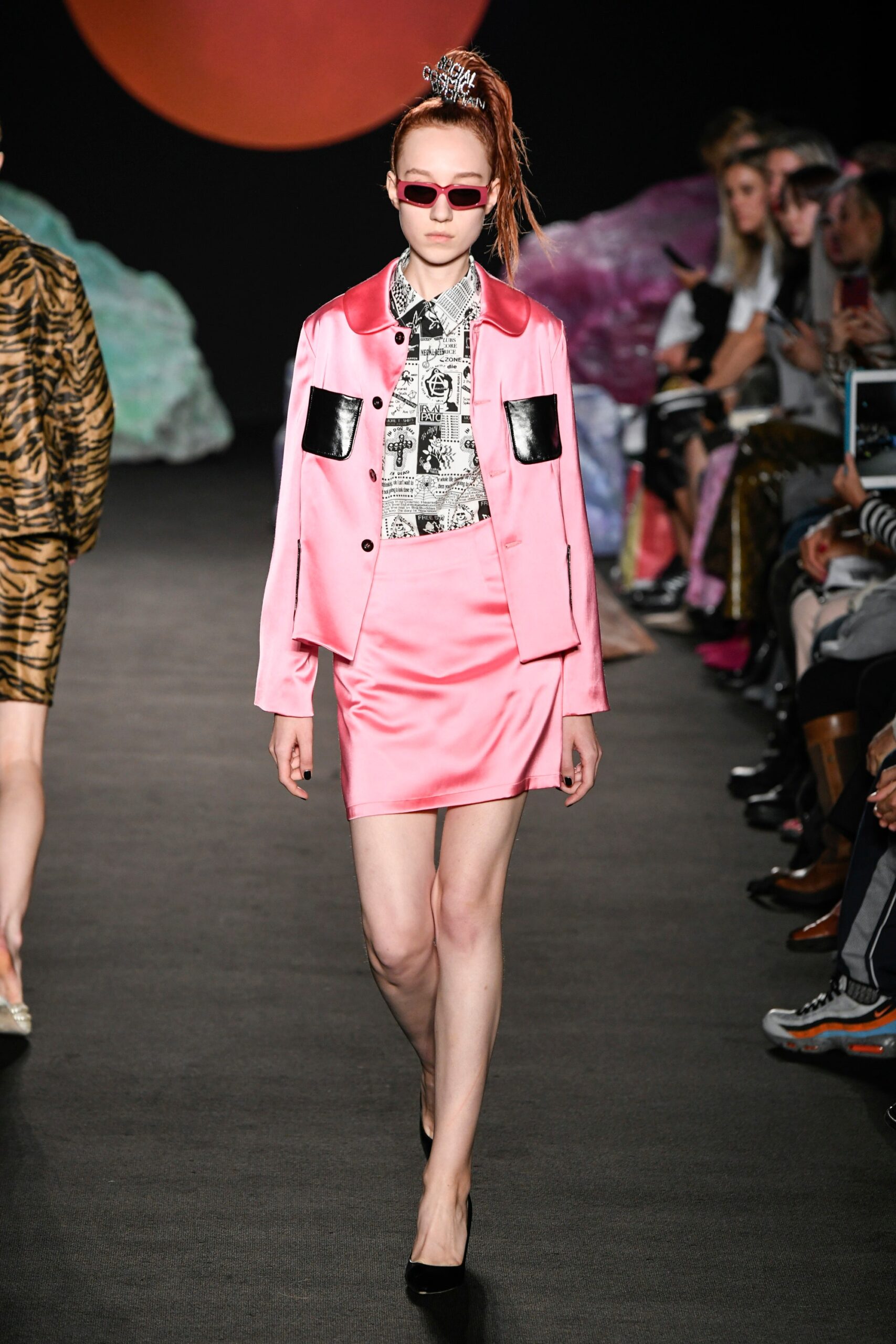 pink satin long-sleeve collared fitted buttoned jacket