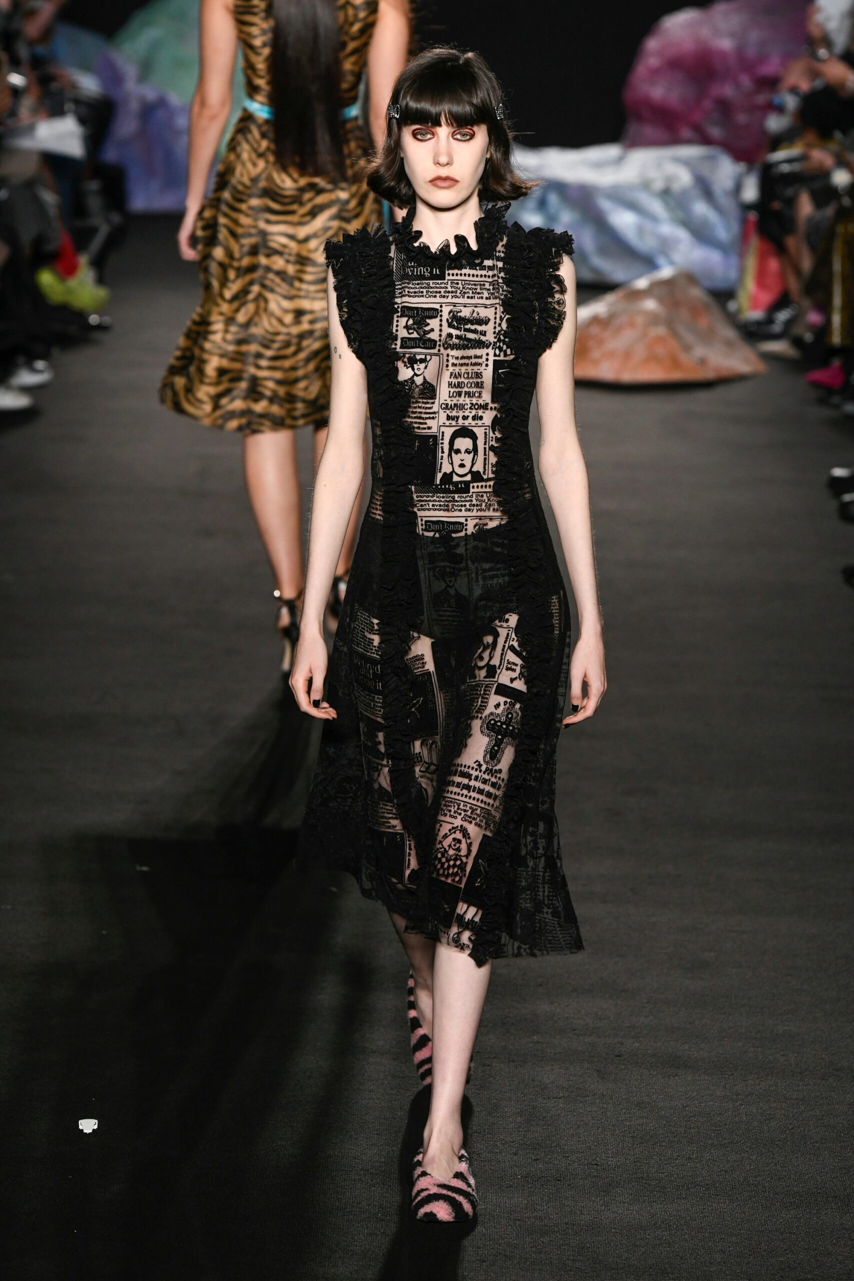 black lace sleeveless dress