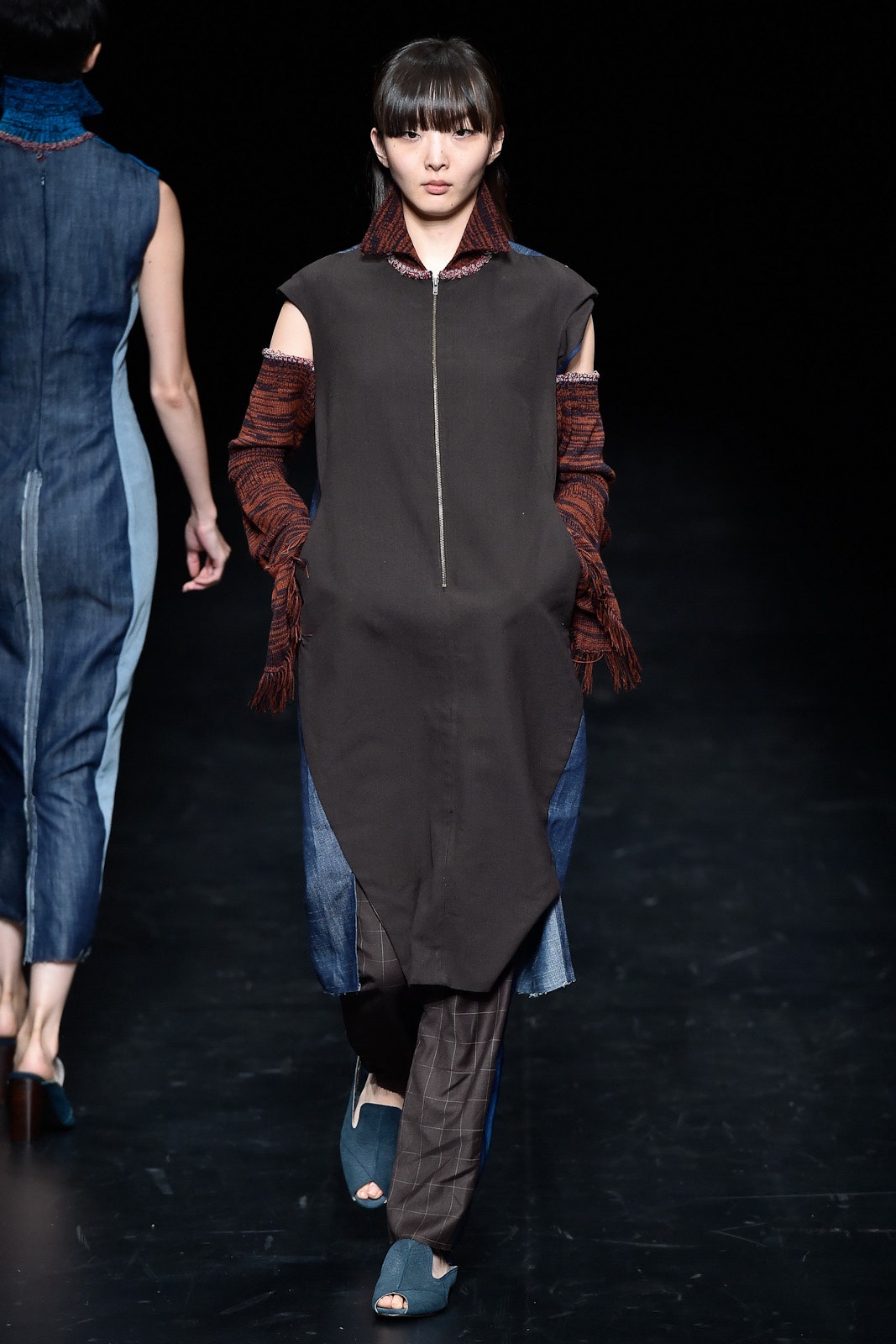 black relaxed midi dress with denim pants