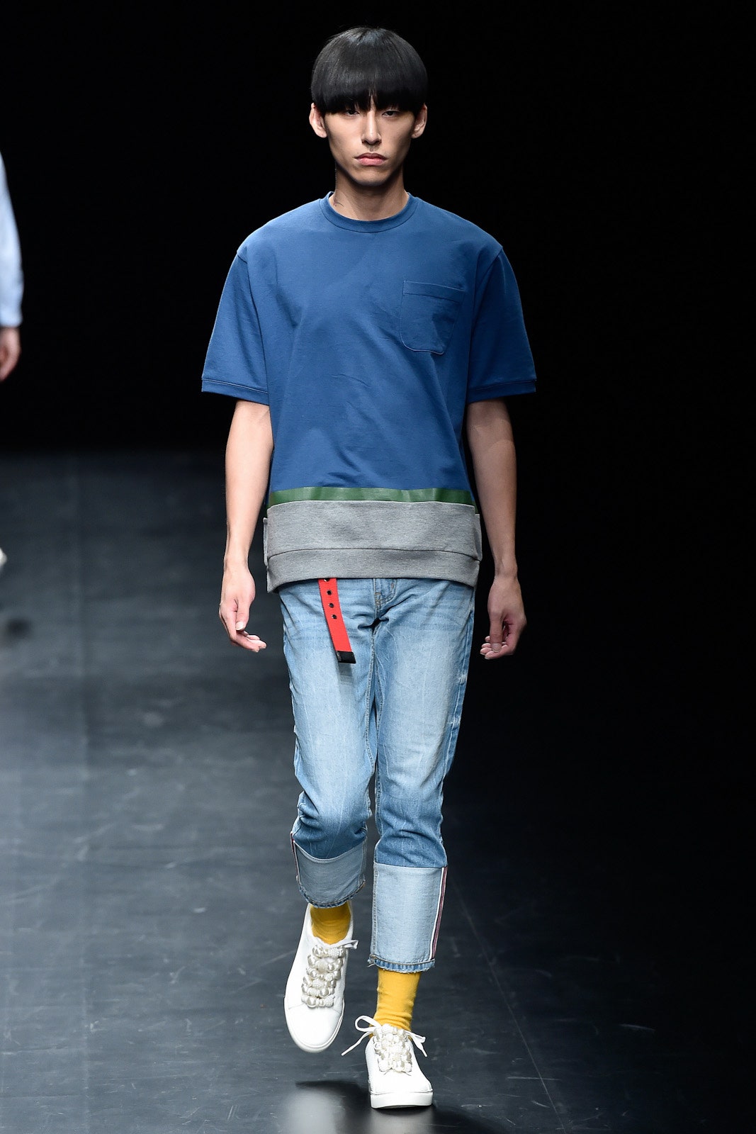 blue relaxed t-shirt with denim pants