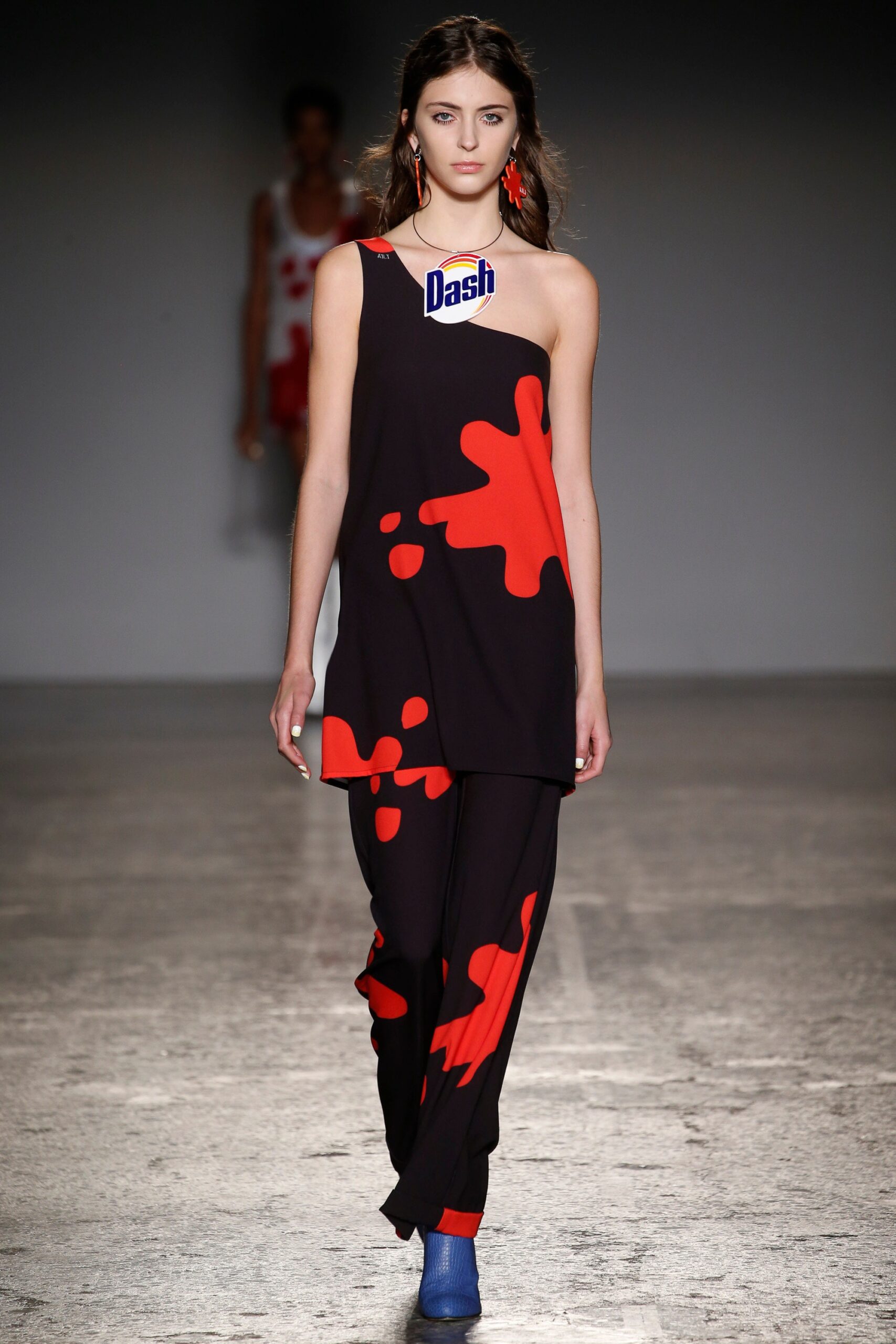 black sleeveless asymmetric relaxed printed top