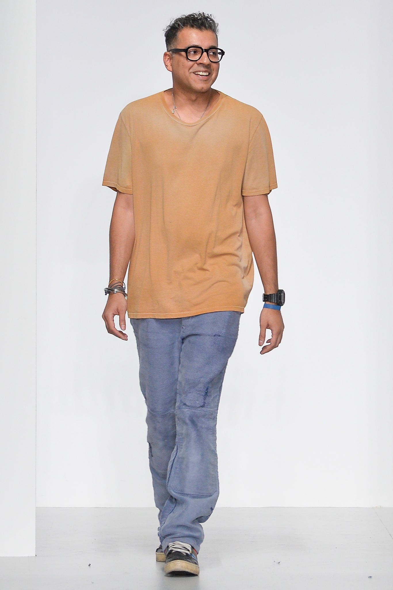 beige t-shirt and blue jeans