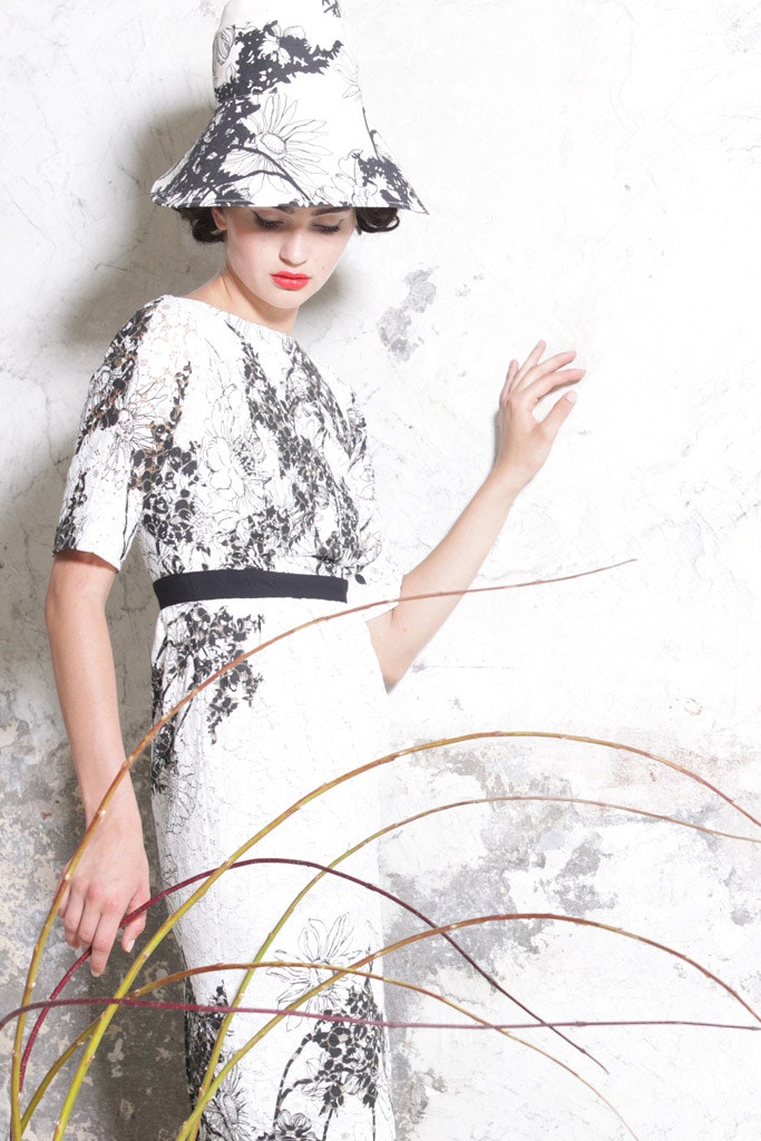 white lace short-sleeve v-neck fitted floral embellished dress