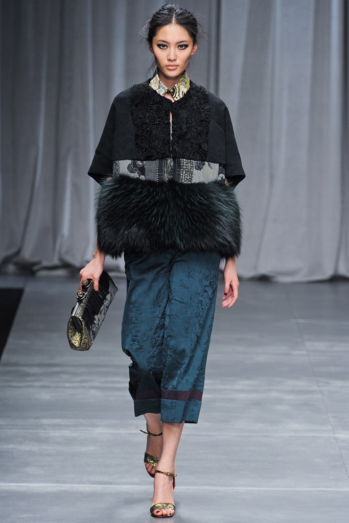 black fur short-sleeve fitted layered jacket