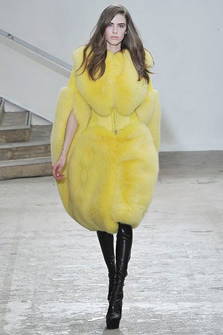 yellow fur sleeveless relaxed draped short coat