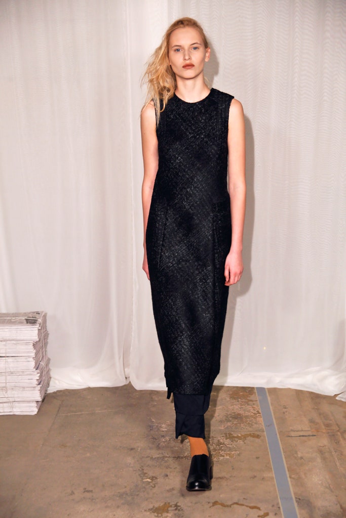 black fitted sleeveless dress