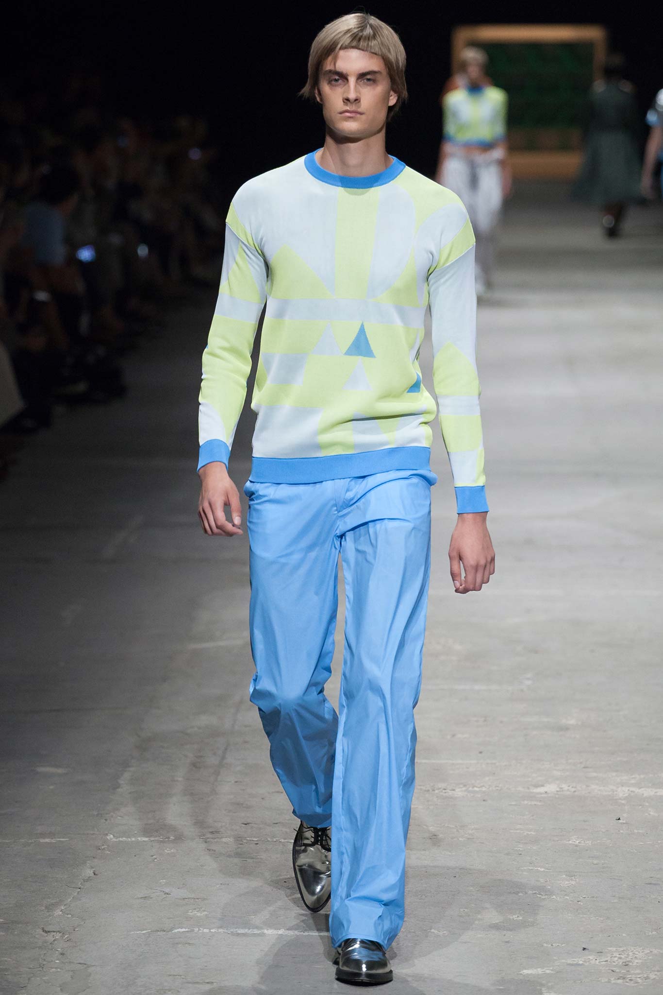 blue long-sleeve collared fitted color-blocked sweater