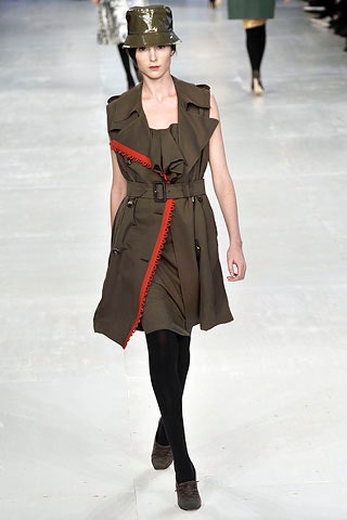 green belted midi dress with hat