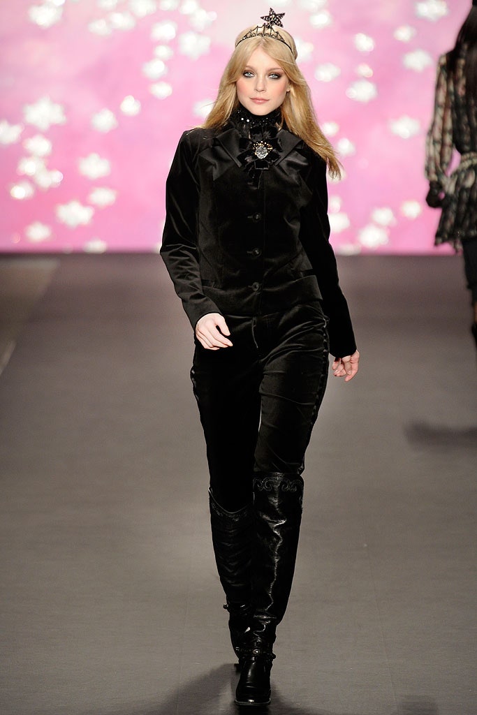 black velvet long-sleeve collared fitted buttoned blazer