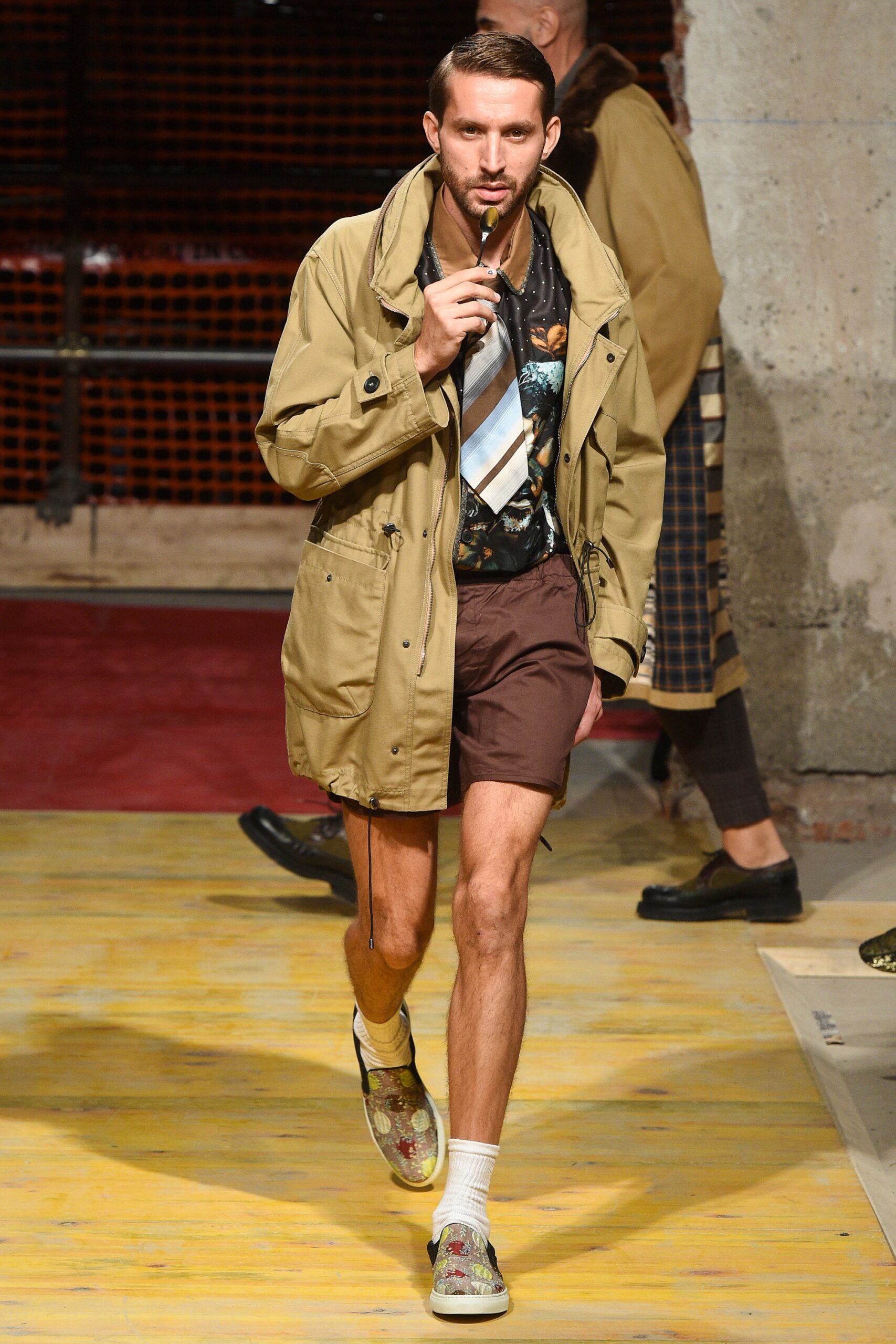 brown cotton fitted straight-leg short shorts
