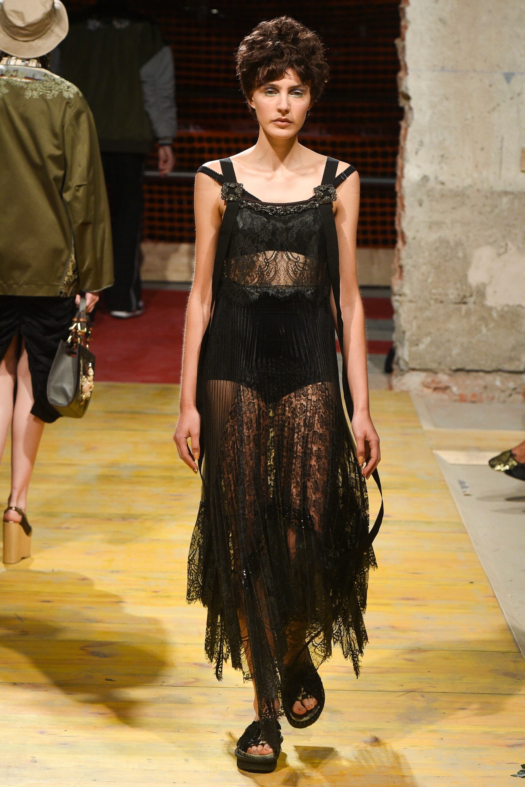 black lace sleeveless dress