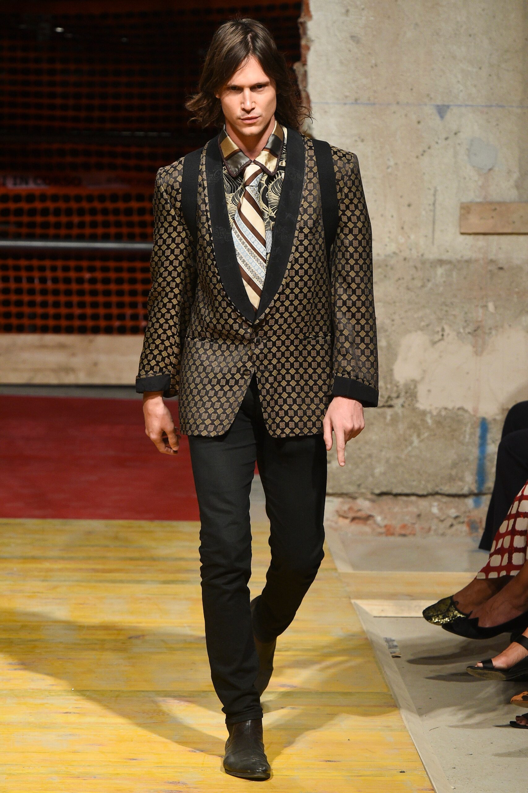 black silk long-sleeve collared tailored printed blazer