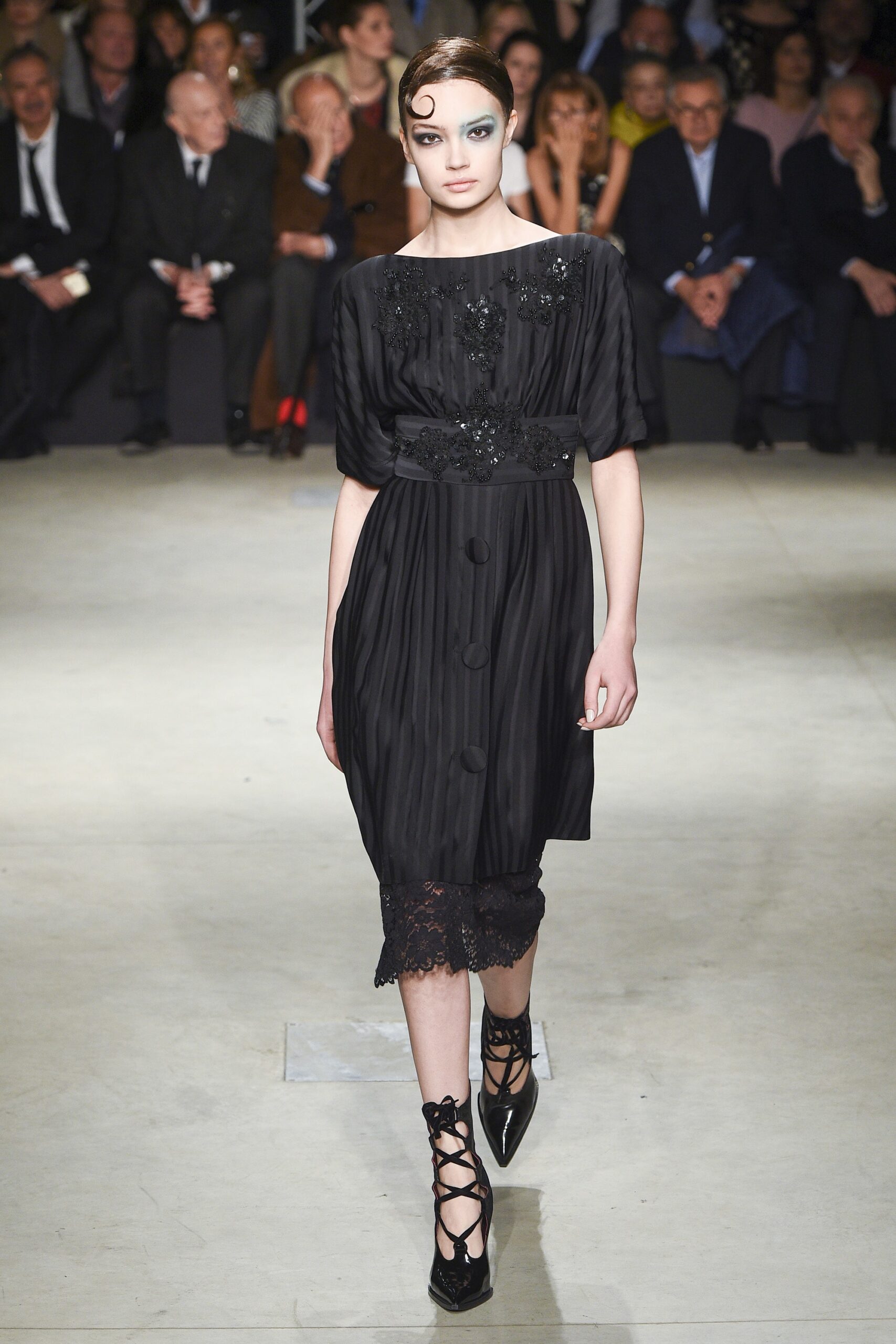 black silk short-sleeve v-neck fitted pleated buttoned dress