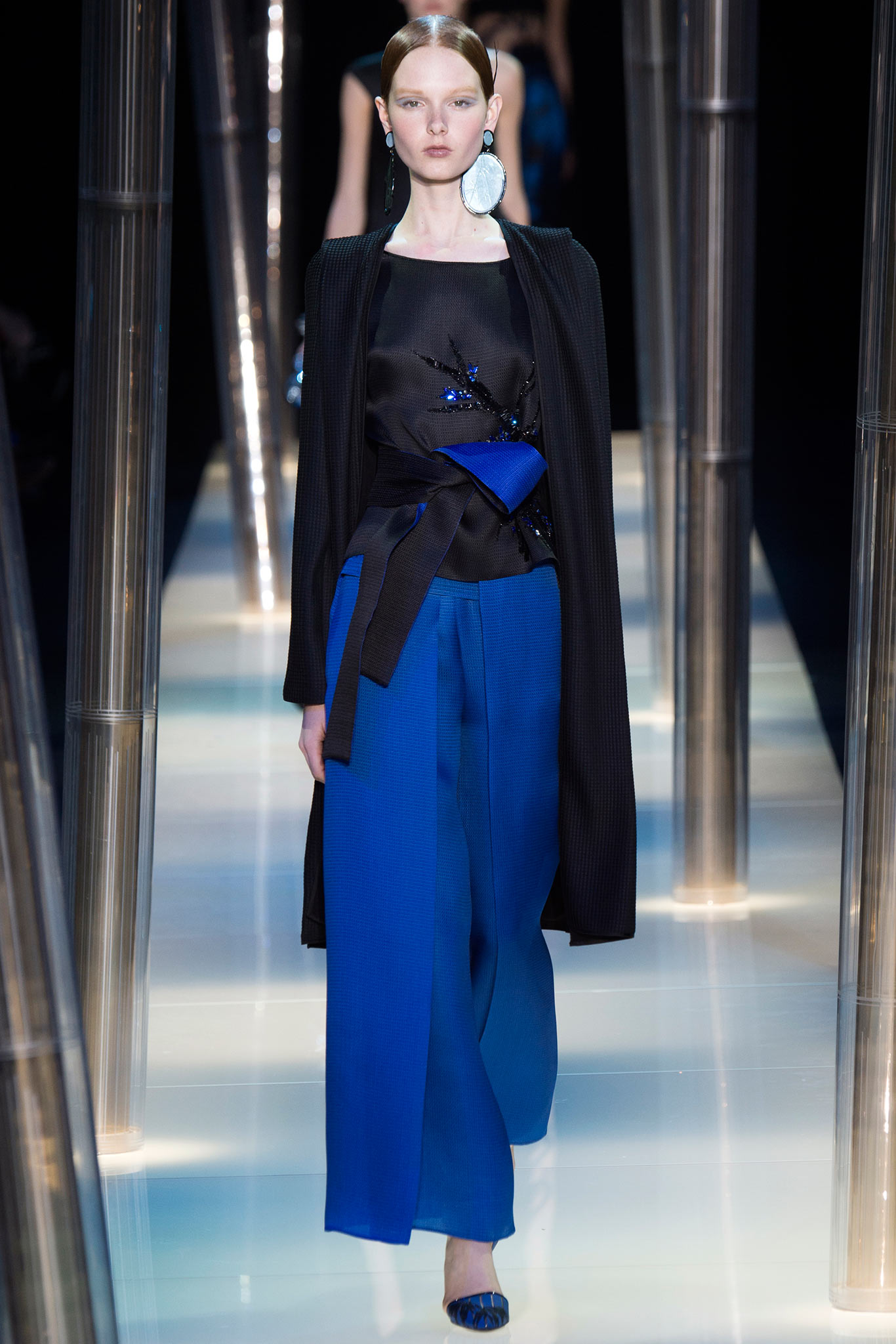 blue relaxed pants with black top