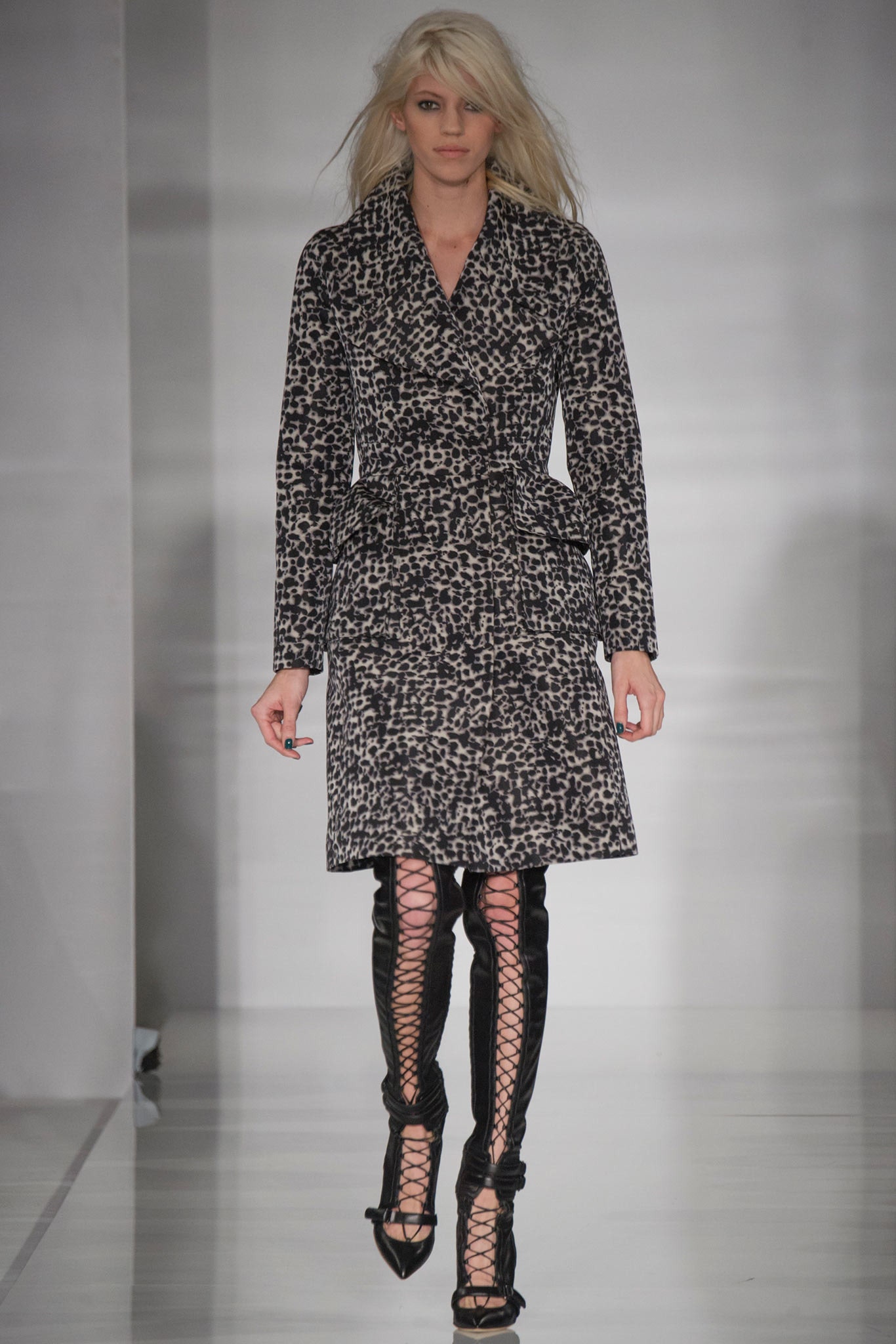 black wool long-sleeve collared fitted printed coat