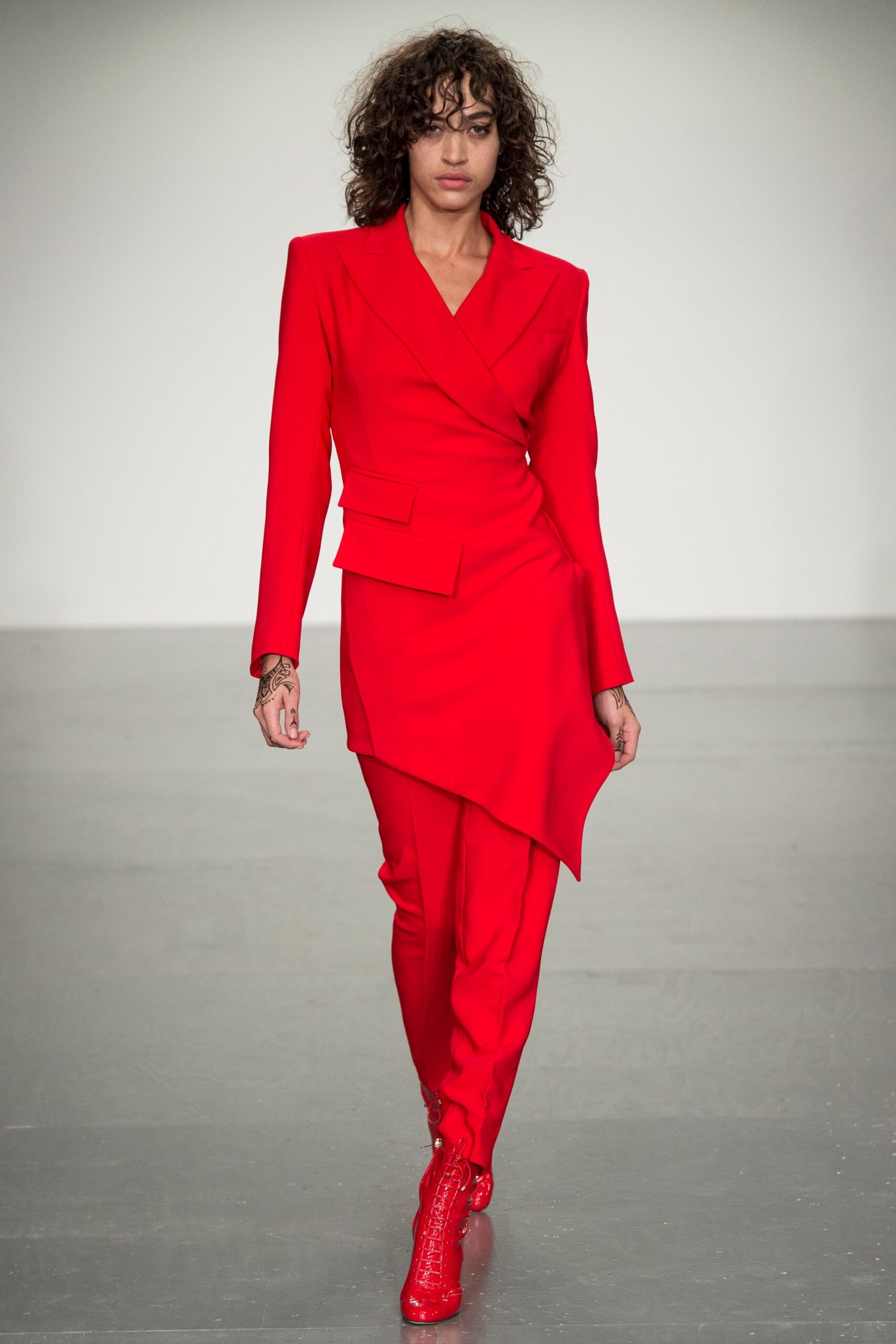 red long-sleeve collared fitted buttoned pockets suit