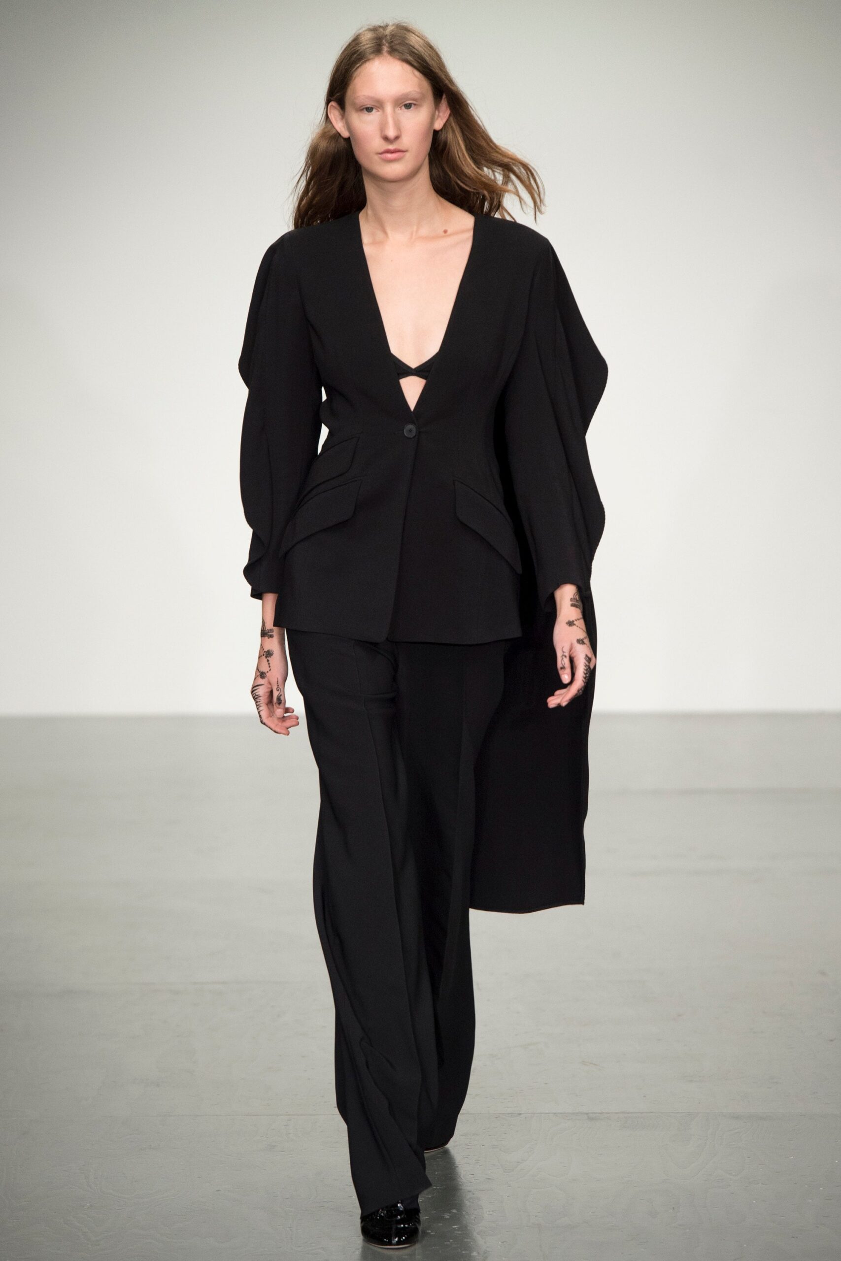 black wool long-sleeve v-neck structured buttoned blazer