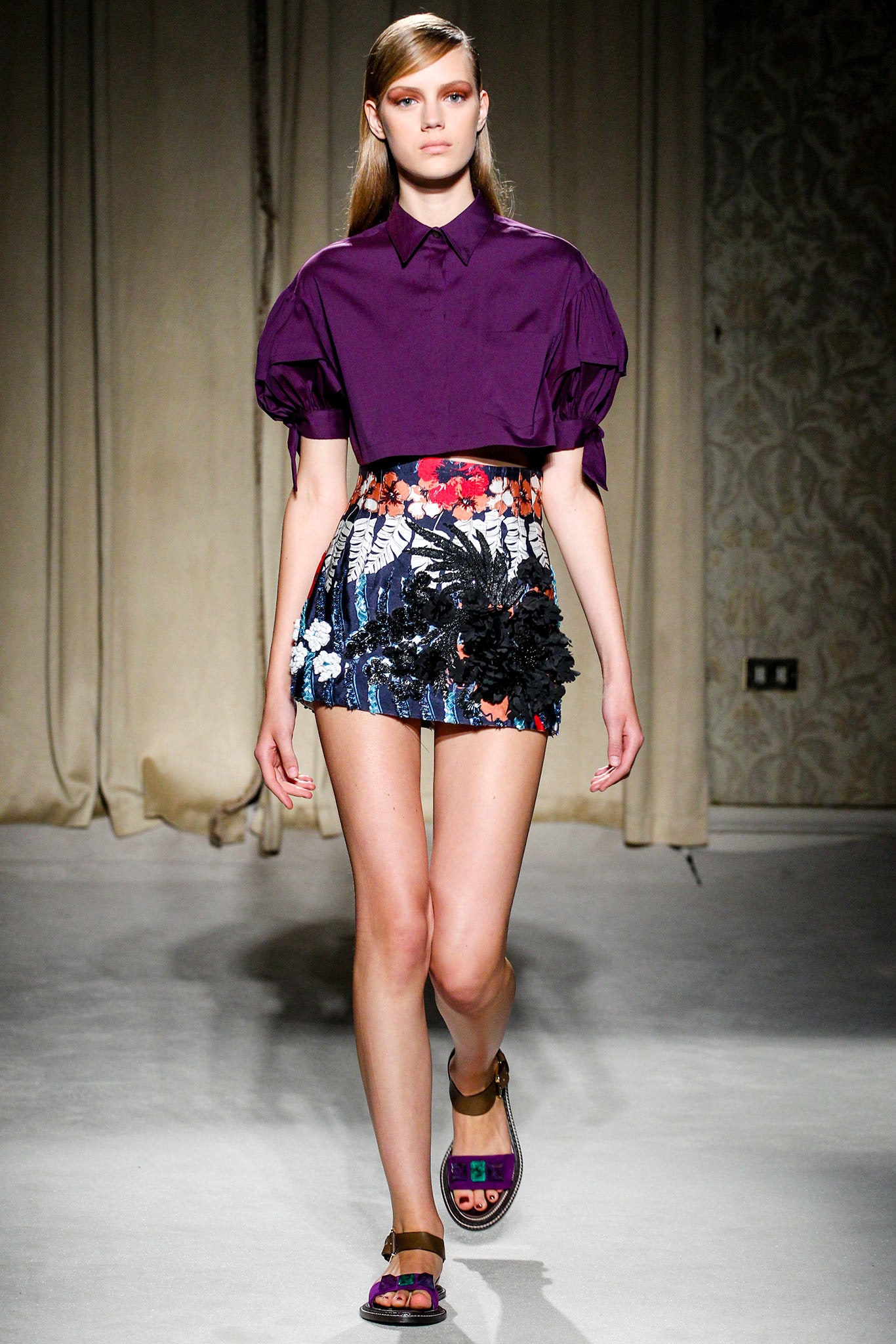 purple short-sleeve collared fitted pleated shirt