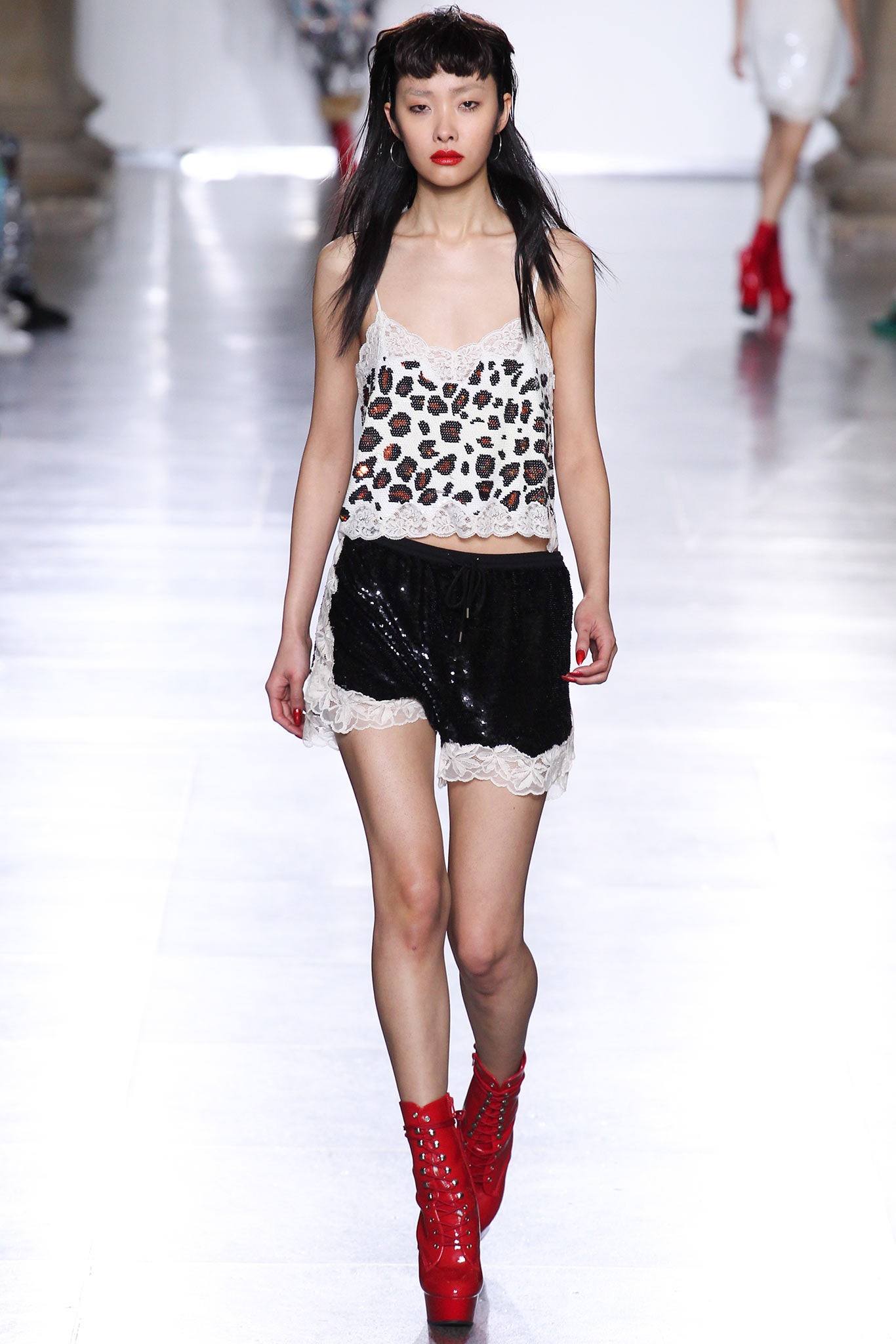 white lace sleeveless v-neck fitted printed top