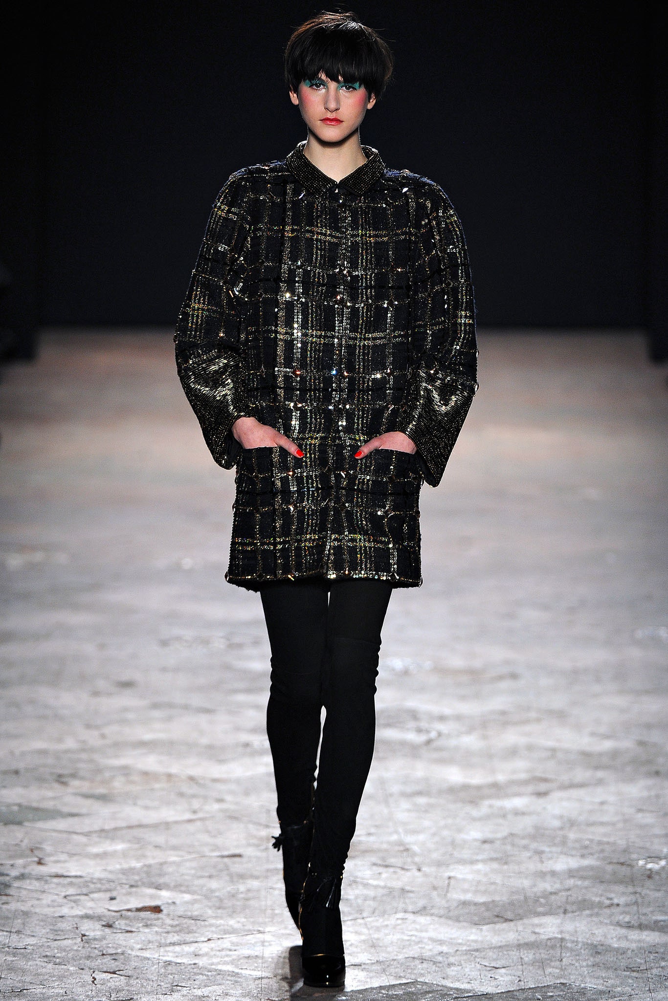 black tweed long-sleeve collared relaxed buttoned pockets coat