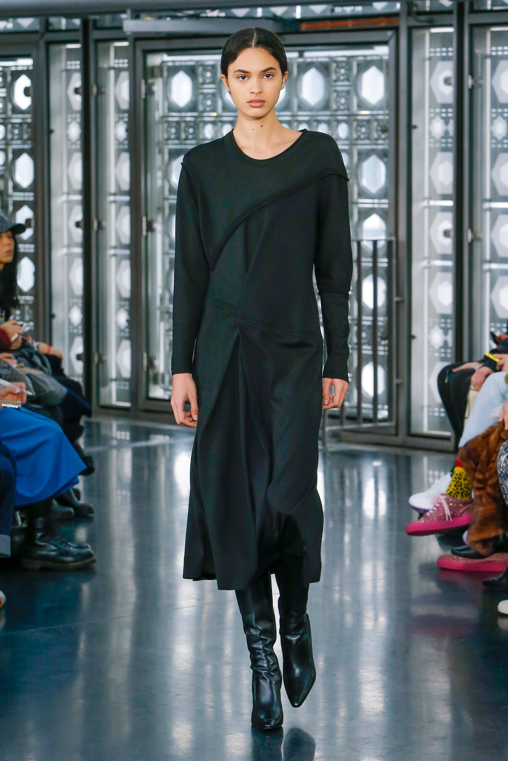 black fitted midi dress with boots