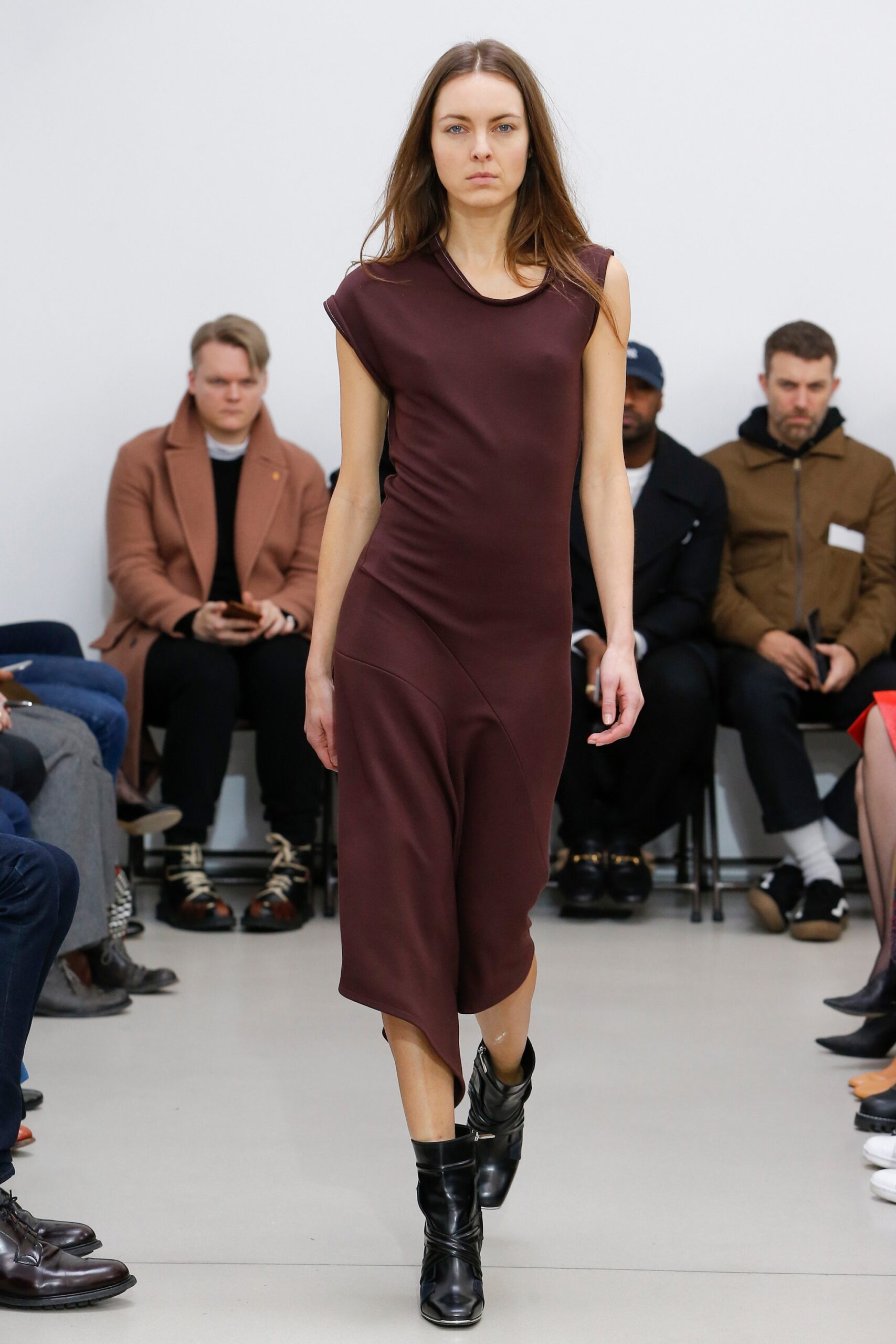 fitted maroon sleeveless dress