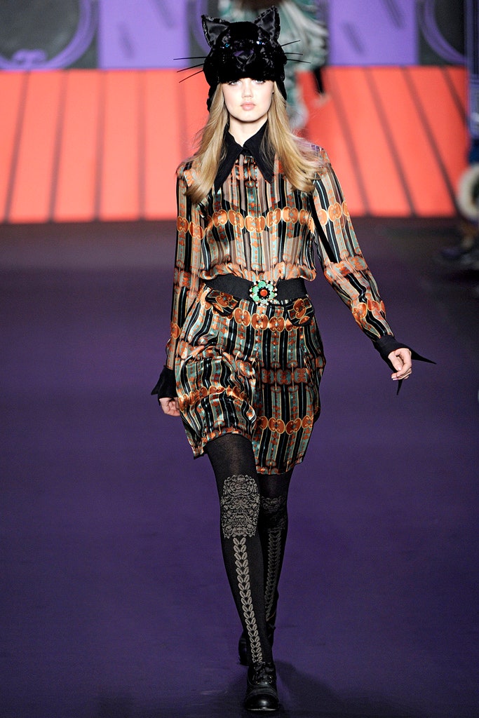 multi-colored silk dress with black hat