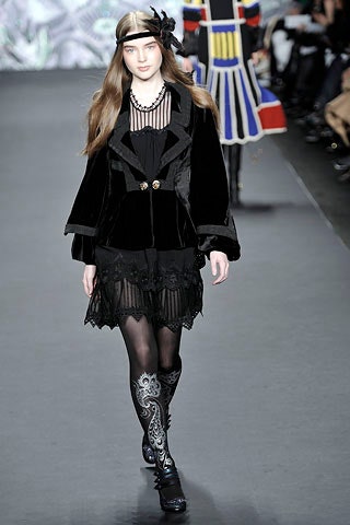 black velvet long-sleeve collared fitted buttoned jacket